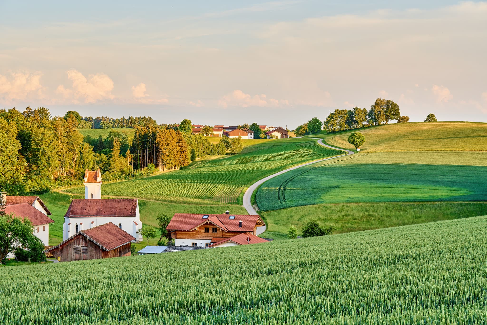 Idyllisches Landschaftsbild von Erlbach-Birnbach im Landkreis Altötting, Oberbayern, Region Inn-Salzach, Deutschland.