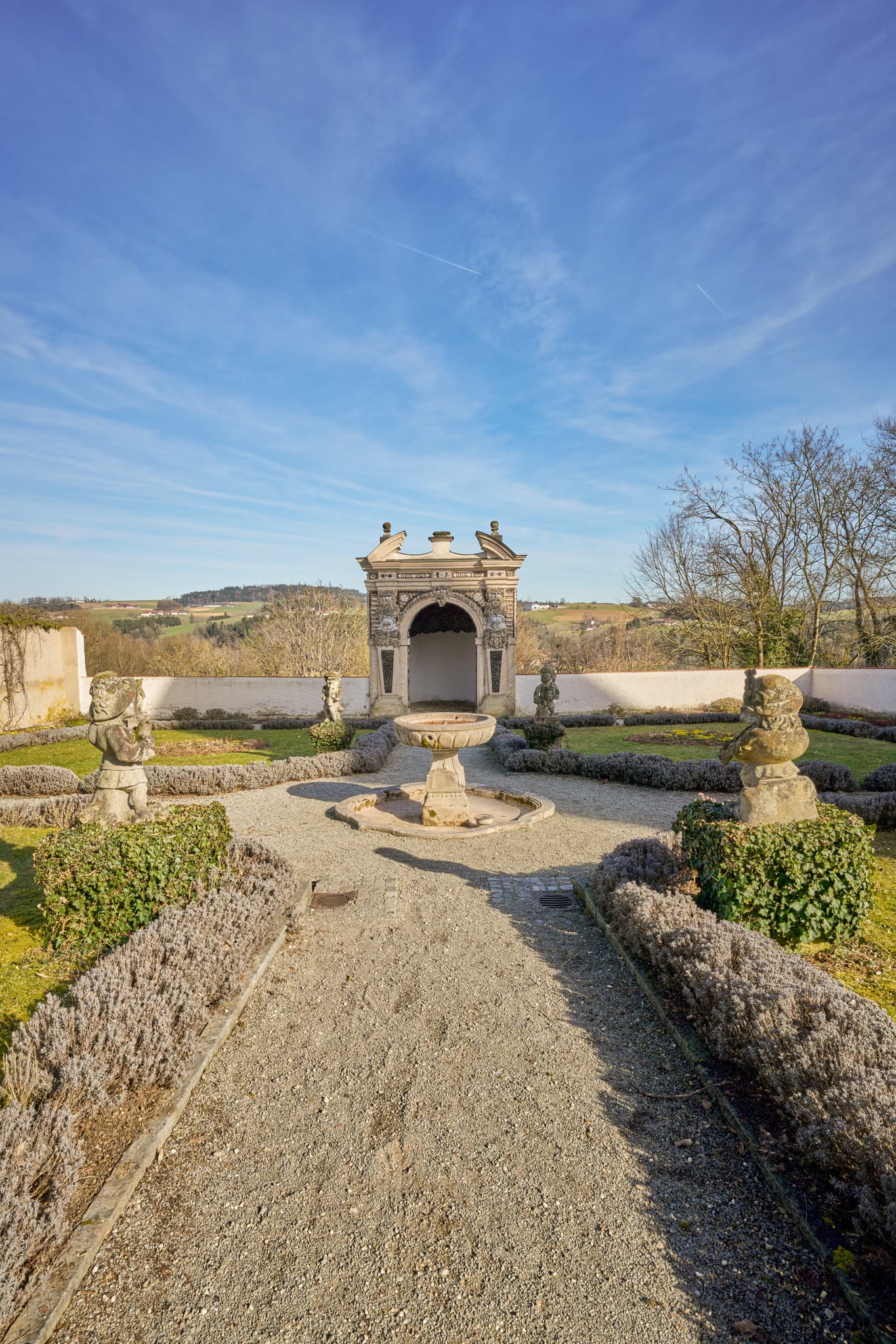 Historischer Barockgarten, Paradiesgarten mit Grotte auf Schloss Neuburg am Inn, Landkreis Passau. Parkanlage in der Region Donau-Wald, Niederbayern.