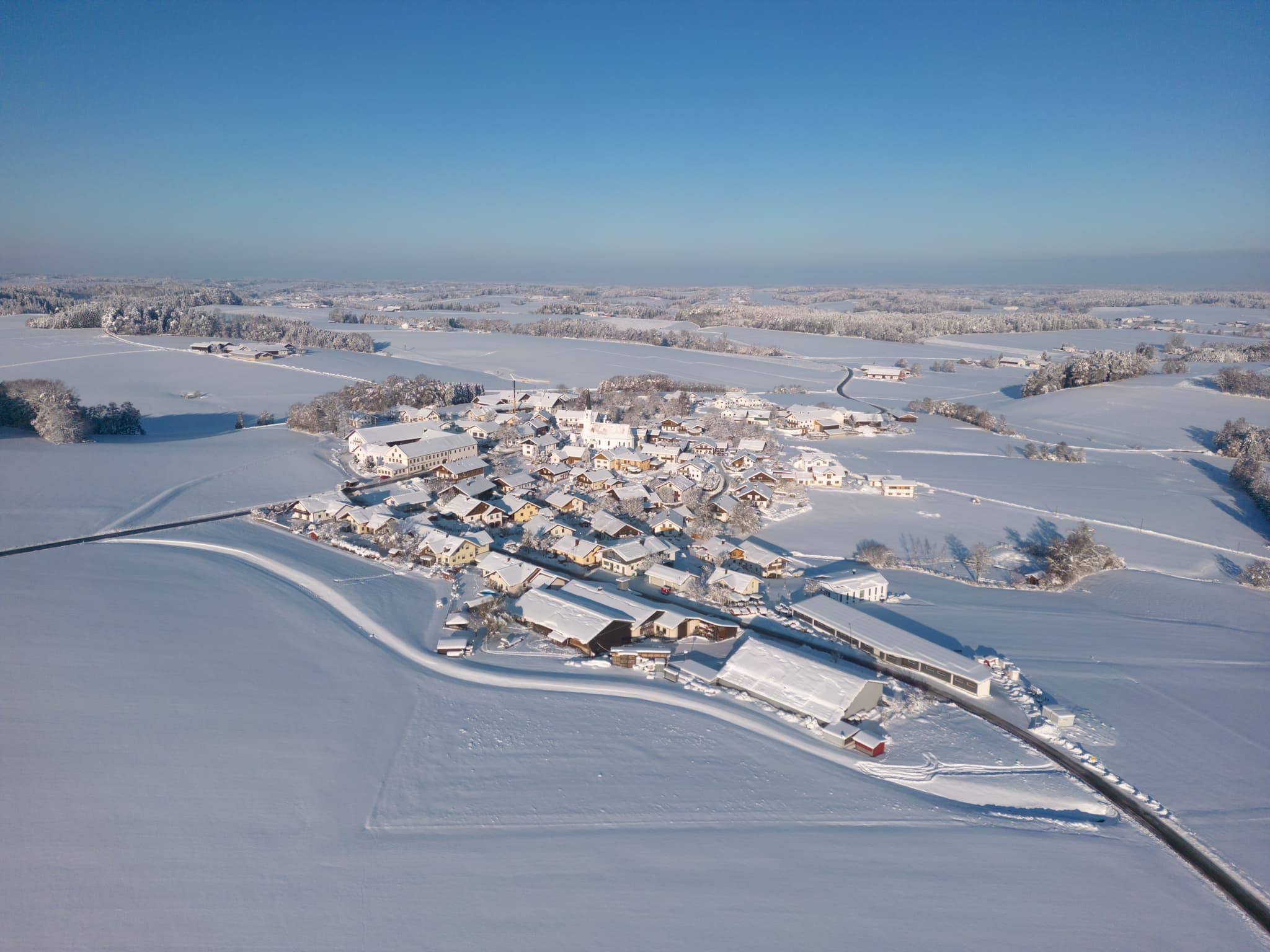 Arbing, Reischach, Landkreis Altötting, Oberbayern, Inn-Salzach, Bayern, Deutschland.Winterliche Landschaft mit Schneebedeckung. Dorfansicht.