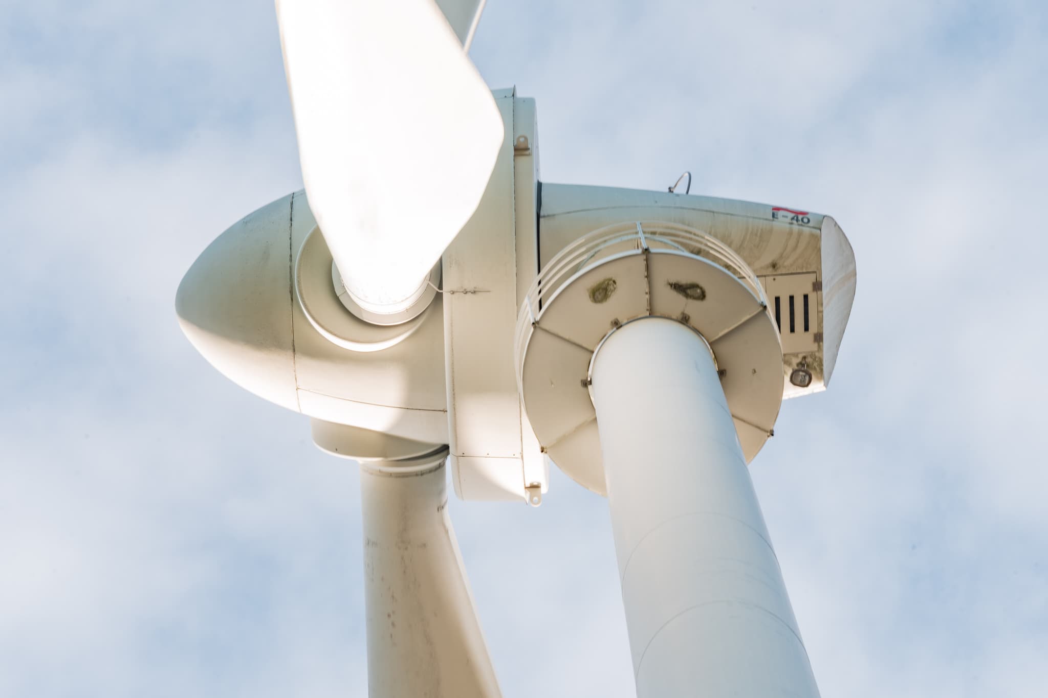 Nahaufnahme einer modernen Windkraftanlage in Dirnaich, Gangkofen, Rottal-Inn, Niederbayern, Holzland, Deutschland. Symbol für erneuerbare Energien.
