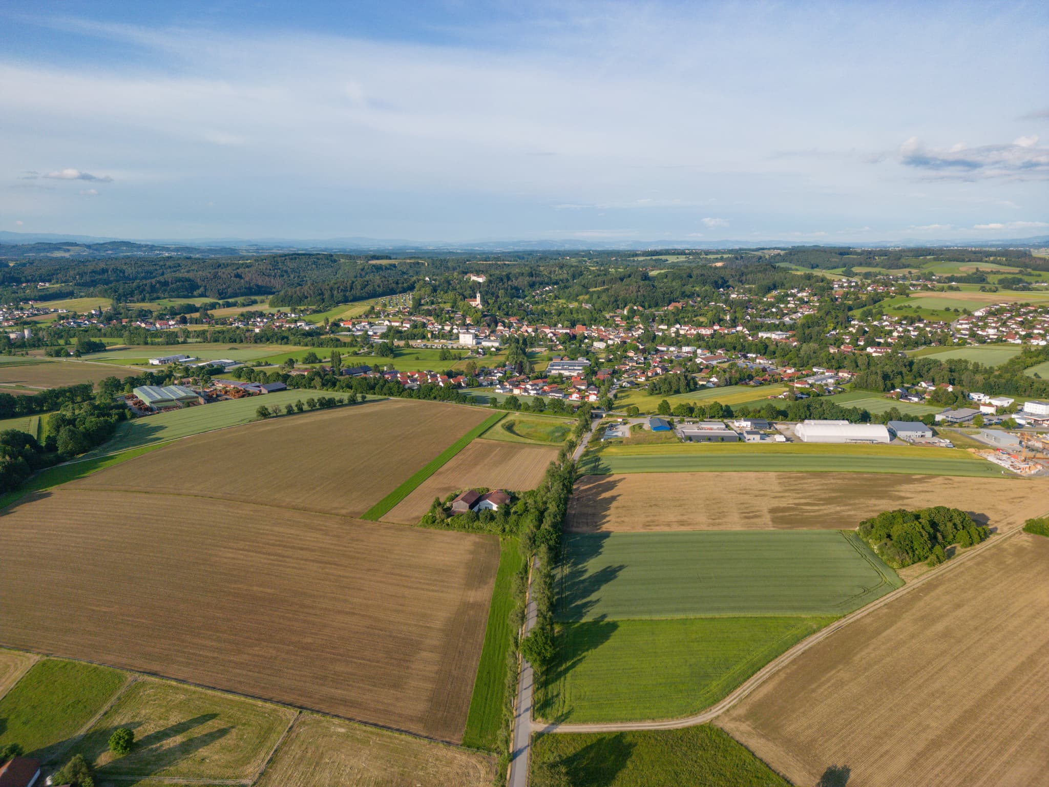 Beeindruckendes Luftbild der Gemeinde Zell bei Ortenburg im Landkreis Passau, Niederbayern. Die Aufnahme zeigt die malerische Landschaft der Region Donau-Wald.