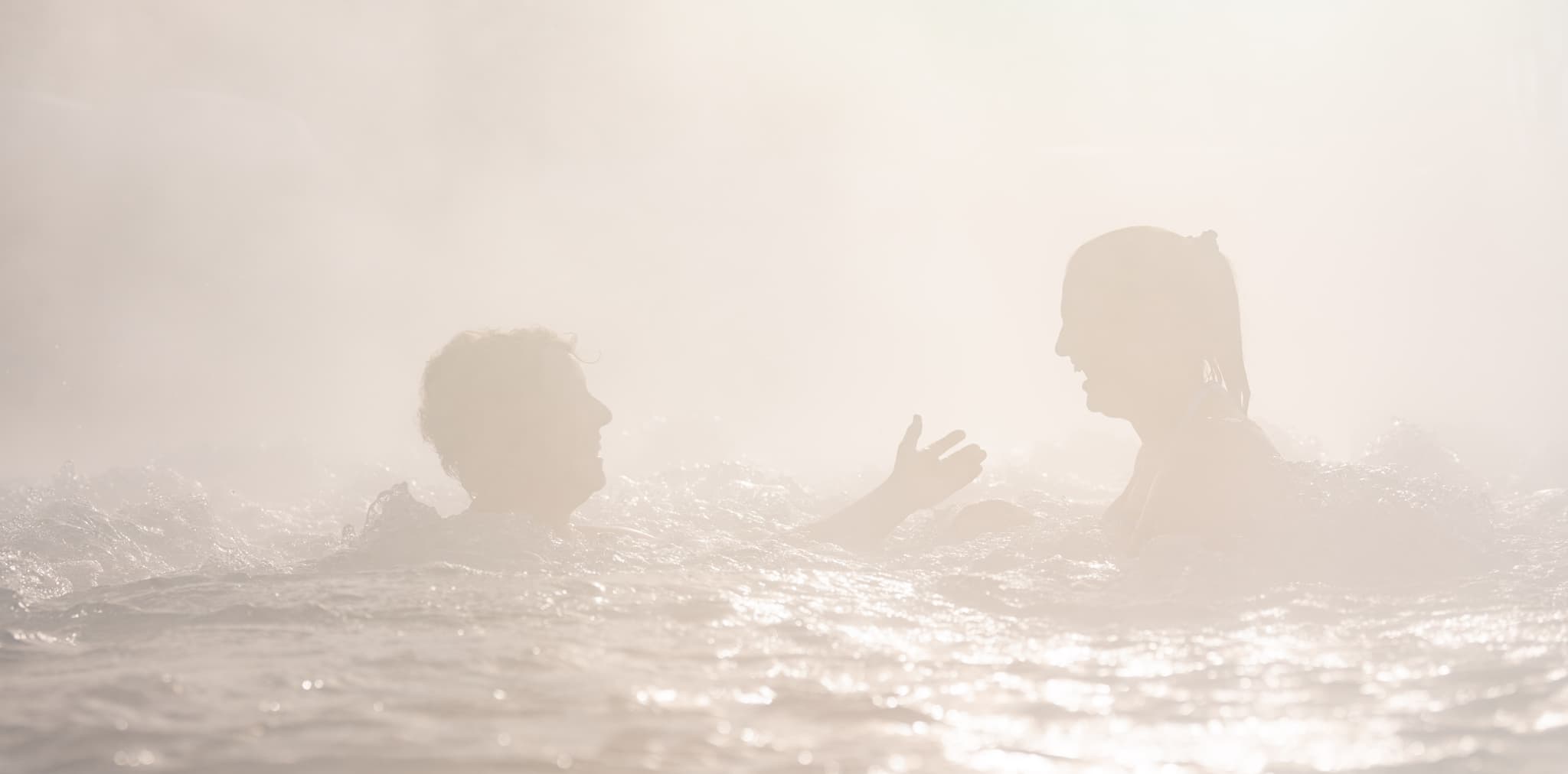 Wohlfühltherme im Winter in Bad Griesbach, Landkreis Passau, Niederbayern, Deutschland. Ein Erholungsort zur kalten Jahreszeit.