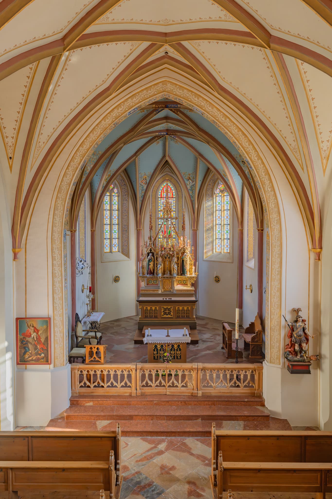 Stadt Bad Griesbach mit Friedhofskirche St. Michael. Kirche, Innenansicht im Hochformat, Passau, Niederbayern, Bayern, Deutschland.