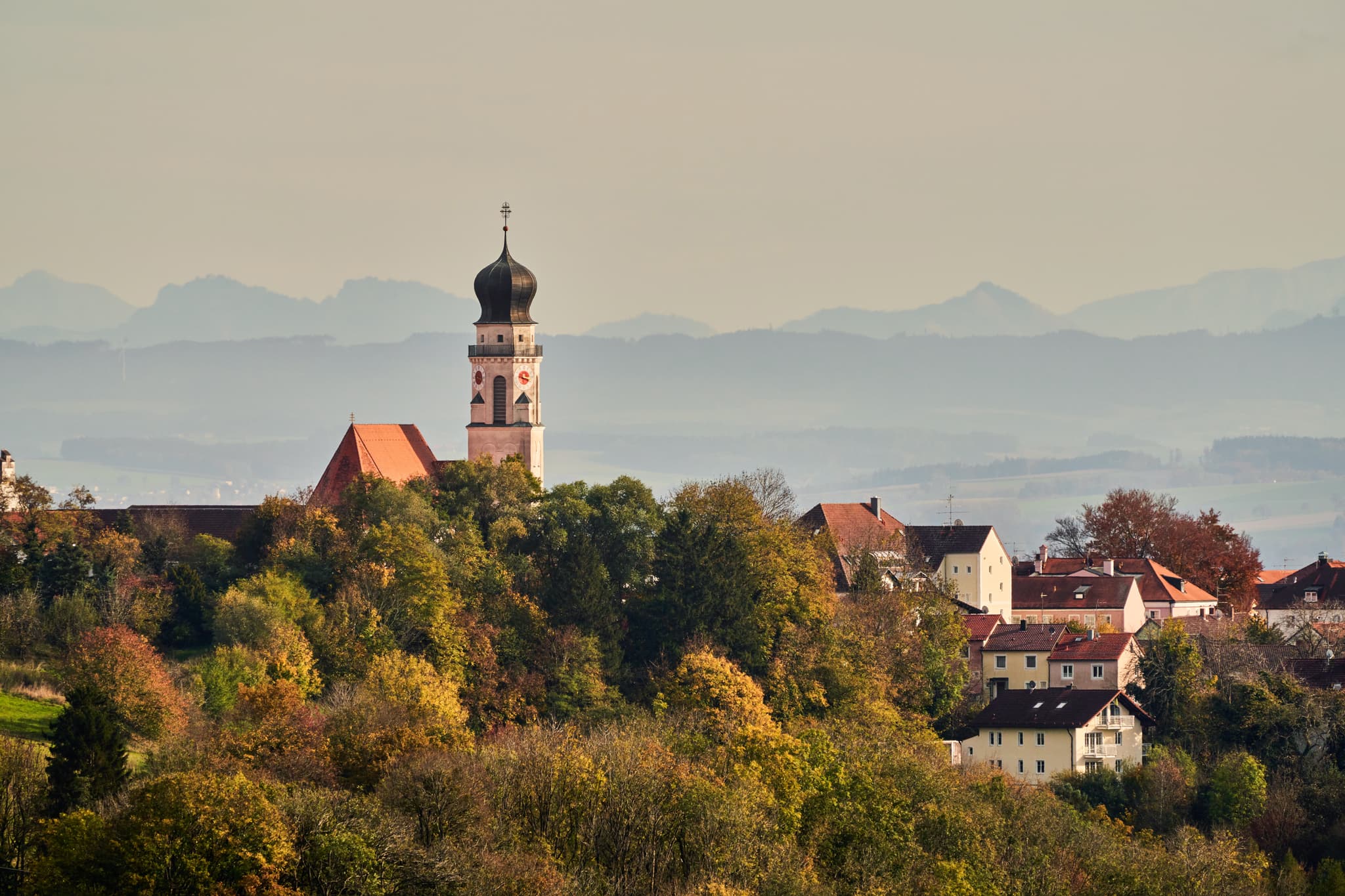 Blick auf den Lederbach Golfclub im Herbst in Bad Griesbach im Landkreis Passau, Niederbayern, Region Bäderdreieck, Deutschland. Eine idyllische Landschaft.