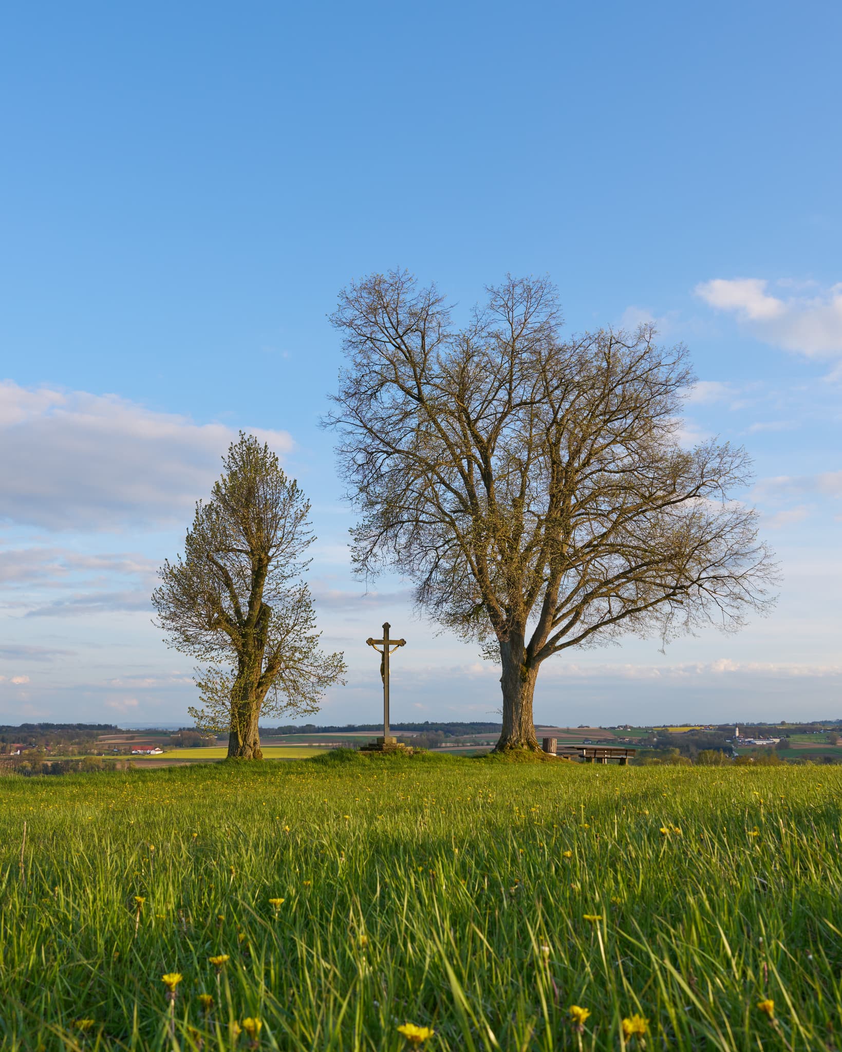 Feldkreuz am Aussichtspunkt Karpfham in Bad Griesbach, Landkreis Passau, Niederbayern, Deutschland. Genießen Sie den weiten Blick über die schöne Region.