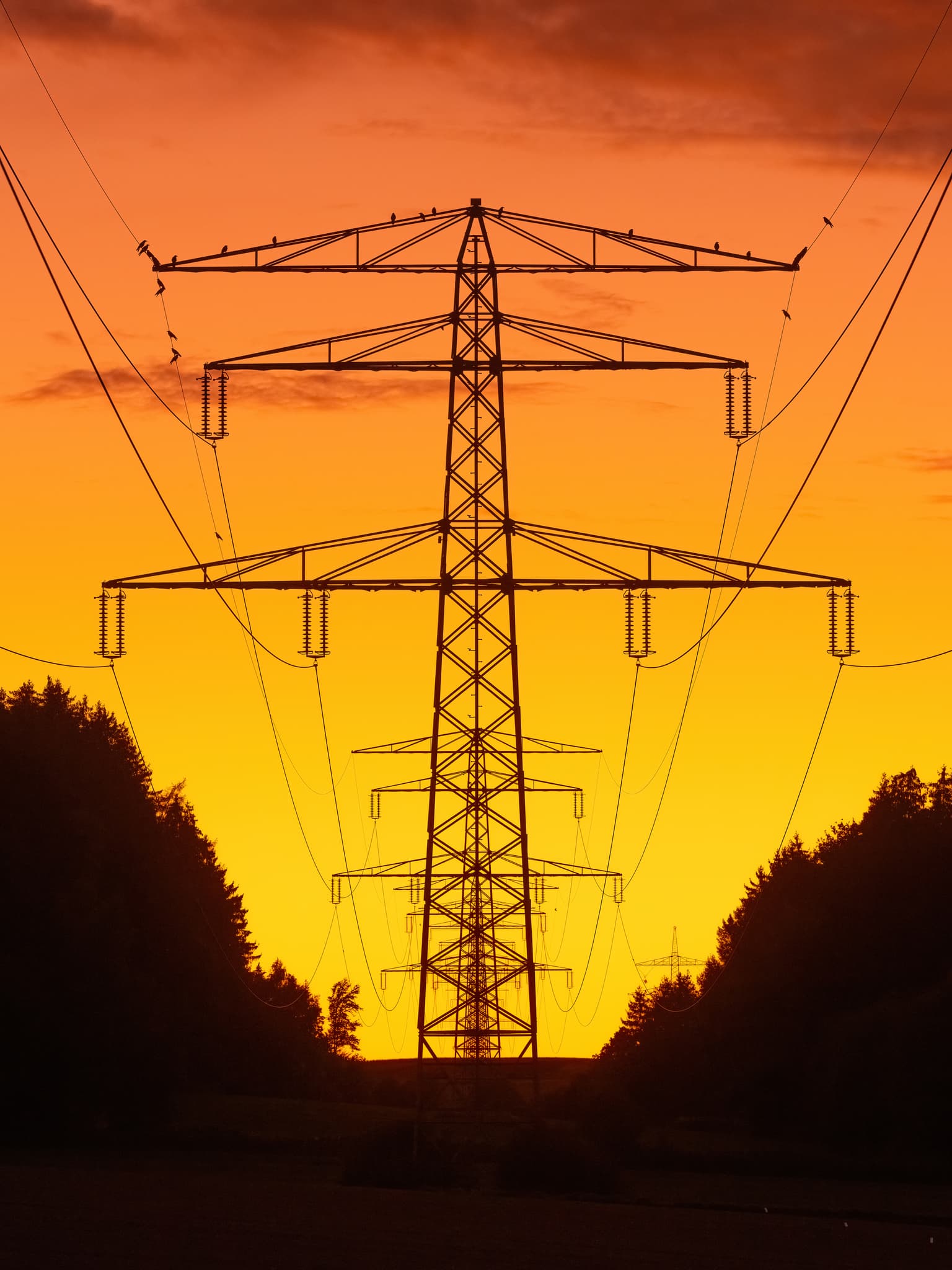 Stromtrasse bei Sonnenuntergang in Frauenhaselbach, Neumarkt St. Veit, Mühldorf am Inn, Oberbayern, Deutschland. Energieversorgung in der Region Inn-Salzach.