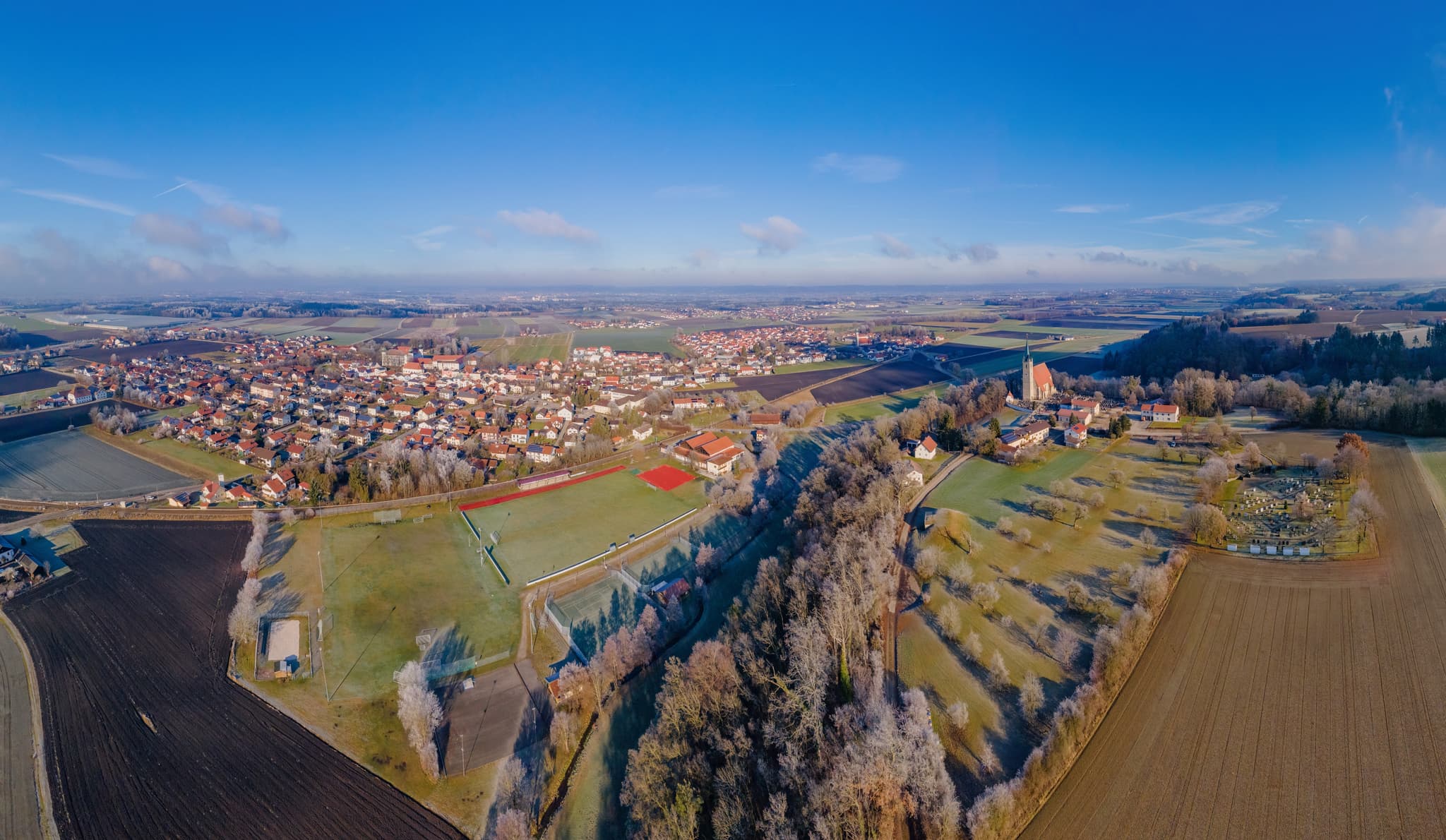 Luftbild von Burgkirchen am Wald, mit Sportanlagen, Kirche, Friedhof, Gemeinde T¸ssling, Bahnlinie M¸hldorf-Freilassing, Landkreis Altˆtting, Oberbayern