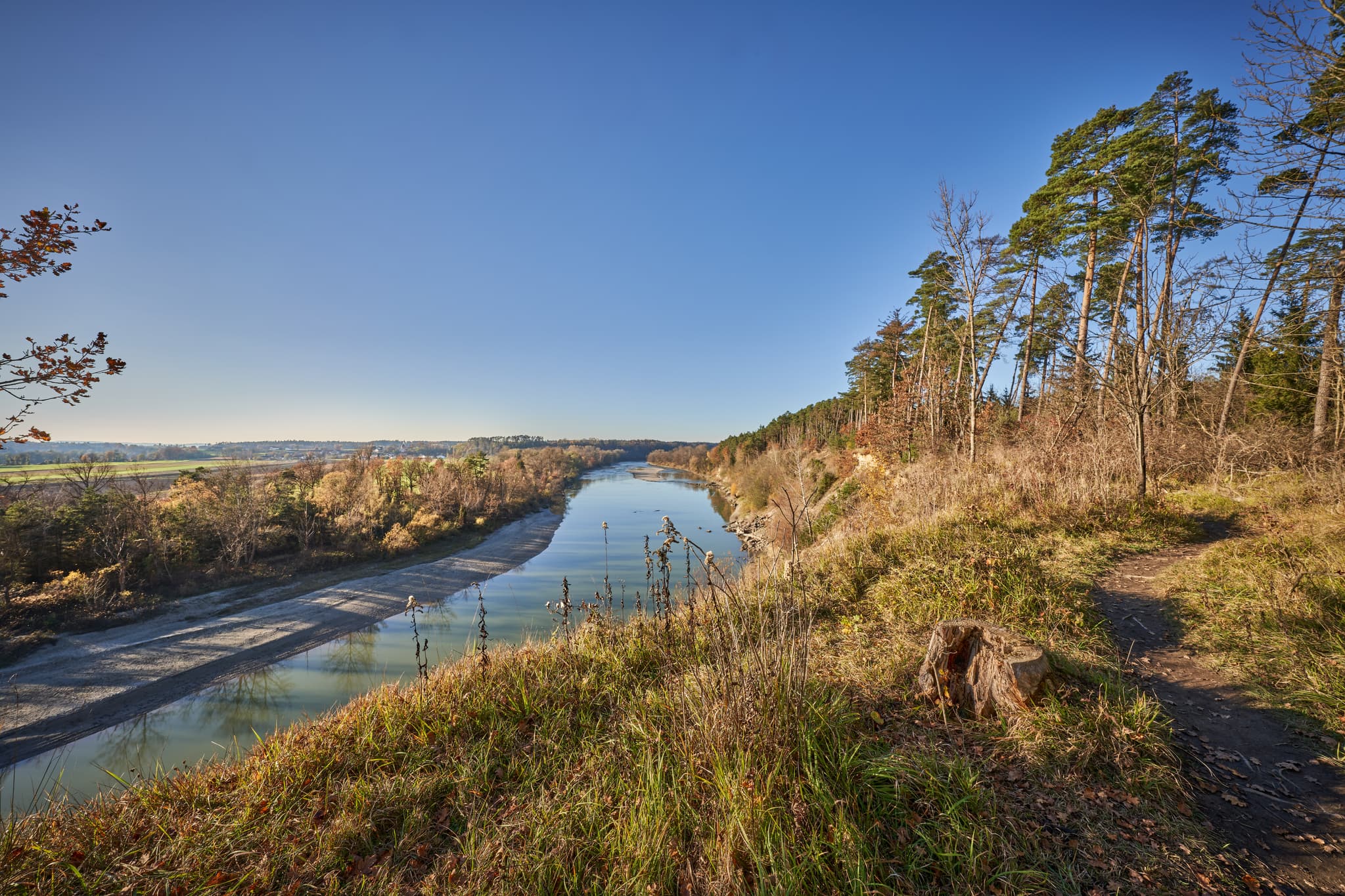 Malerischer Prallhang am Inn in Ebing, Ortsteil von Polling, Landkreis Mühldorf am Inn, Oberbayern, Region Inn-Salzach. Flusslandschaft in Deutschland.
