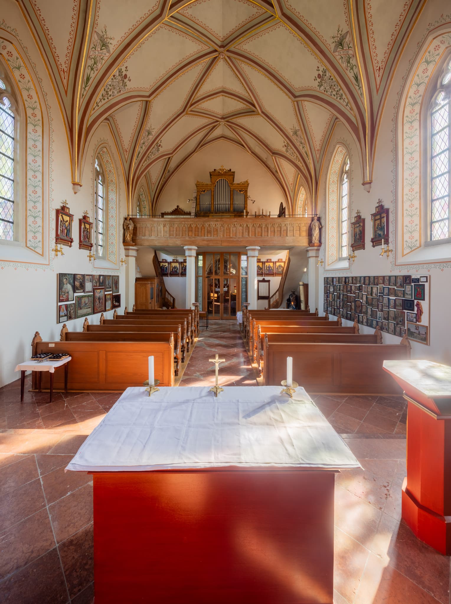 Orgel, Empore der Backsteinkirche Maria Schutzder Christen in Kronberg, Bad Griesbach, Passau, Niederbayern, Deutschland. Kronberger Kirche