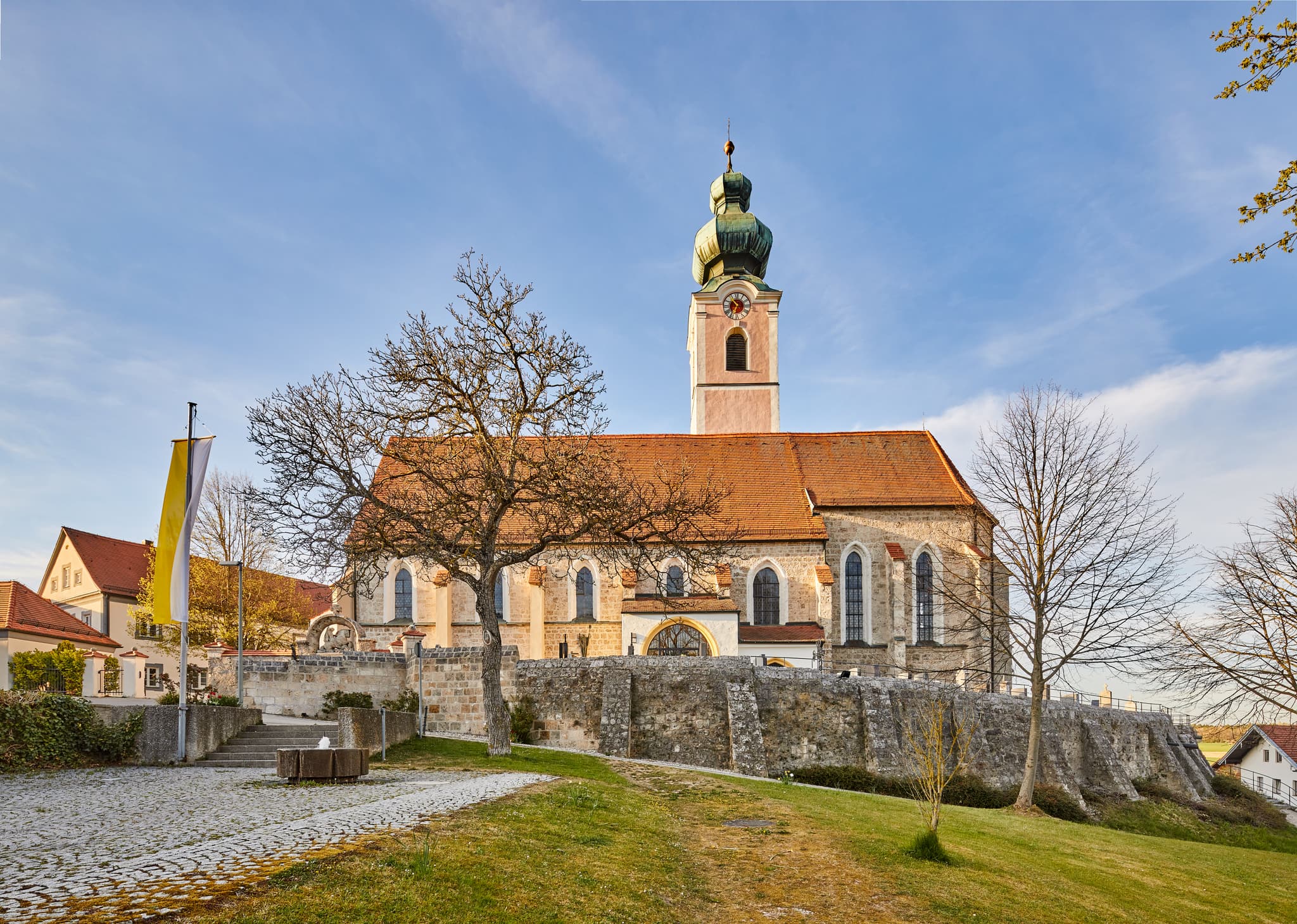 Pfarrkirche Mehring St. Martinus, Landkreis Altötting, Oberbayern. Das historische Gebäude ist typisch für die Region Inn-Salzach in Deutschland.