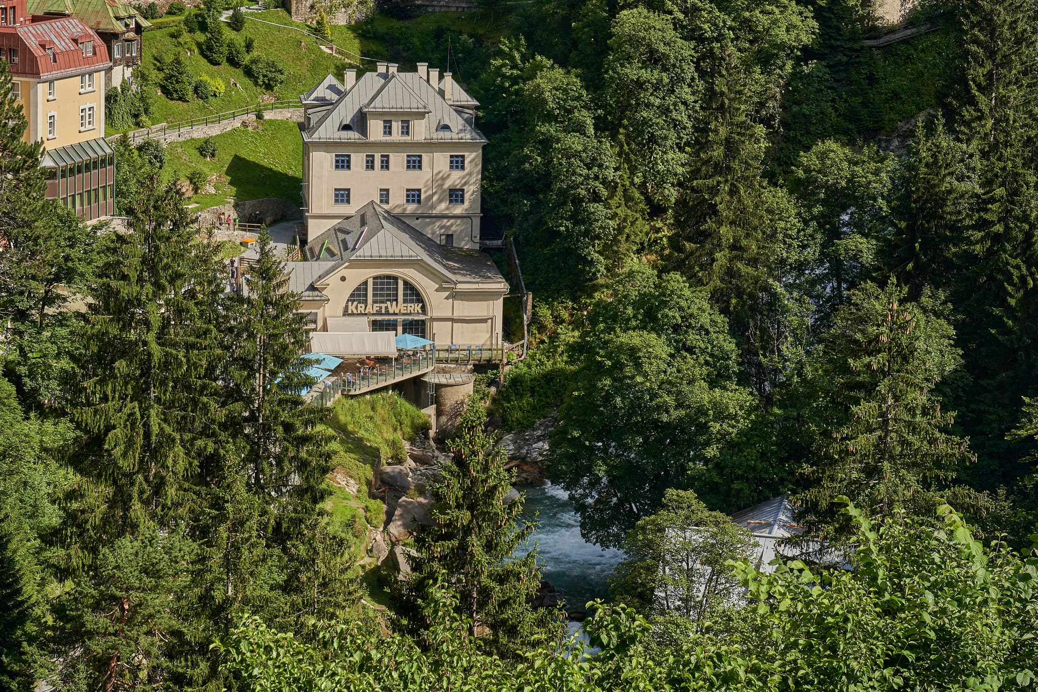 Die Pfarrkirche Bad Gastein, Österreich. Markantes Bauwerk im Bezirk St. Johann im Pongau, Land Salzburg, Region Pongau, umgeben von alpiner Landschaft.