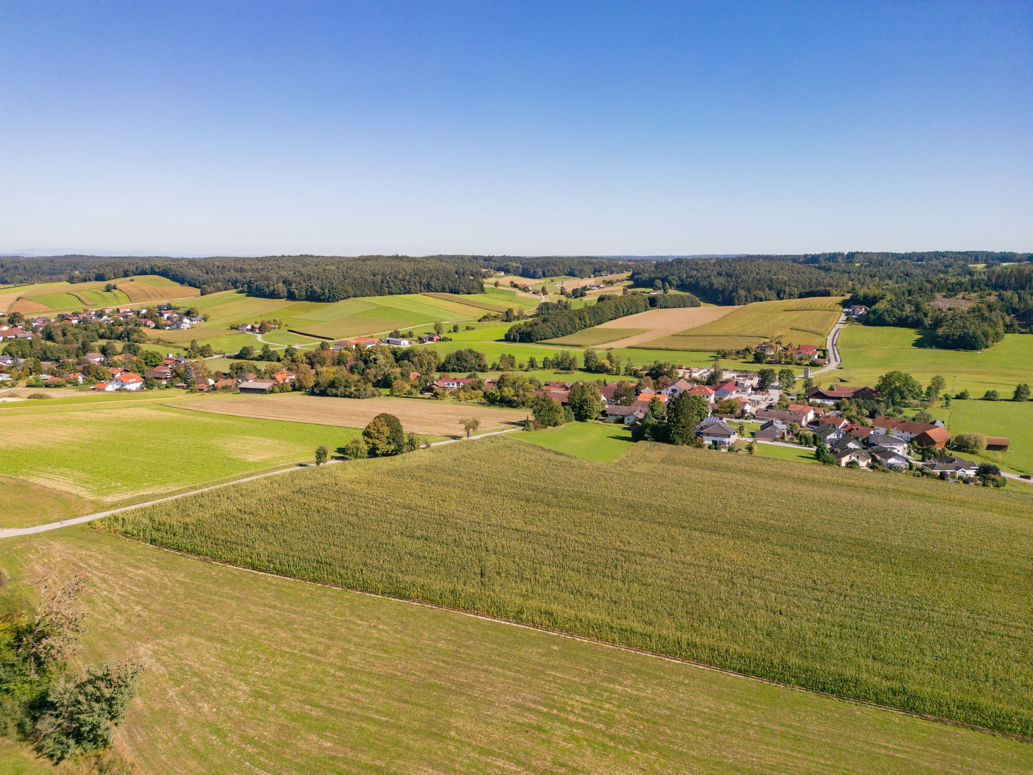 Blick ins Sulzbachtal bei Guteneck, Johanniskirchen, Landkreis Rottal-Inn, Niederbayern, Holzland, Deutschland zeigt Felder, Wälder und kleine Siedlungen.