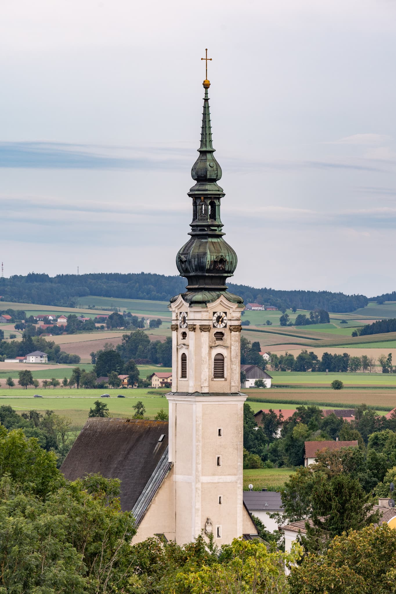 Aussichtsturm eINNblick auf Pfarrkirche Hl. Abendmahl des Herrn Obernberg, Bezirk Ried, Oberösterreich, Österreich.