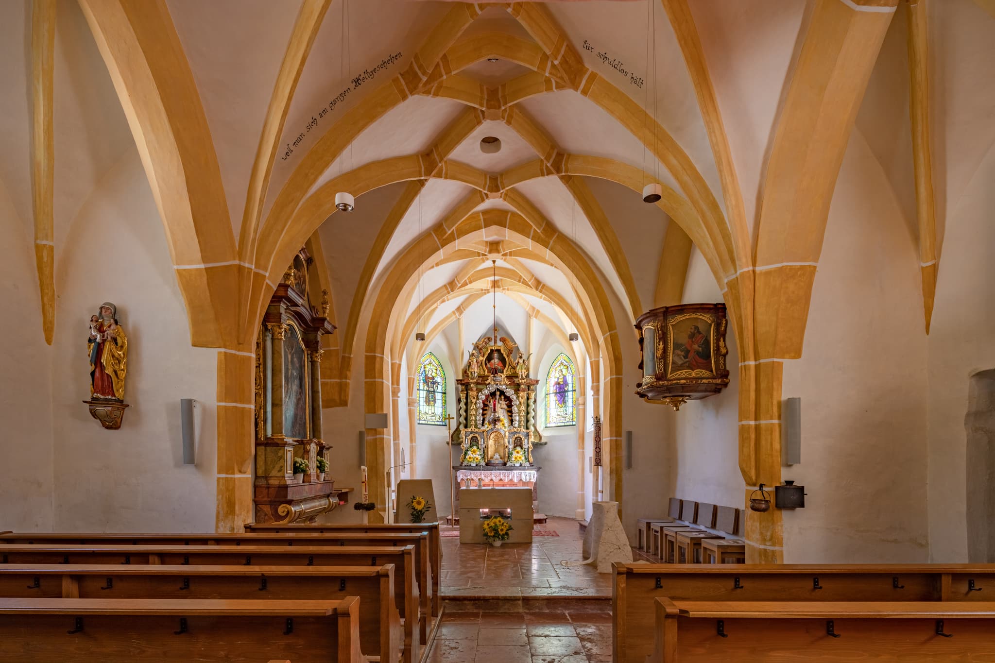 Innenansicht Pfarrkirche Radegundis in Hadermarkt, St. Radegund, Bezirk Braunau am Inn, Oberösterreich, Innviertel, Österreich. Altar, Kanzel, Kirchenschiff.