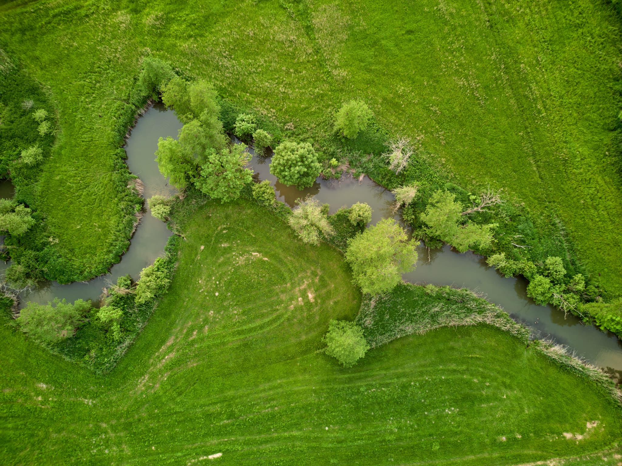 Geratskirchner Bachs, der sich durch Wiesen und Felder bei Hirschhorn, Wurmannsquick, schlängelt. Landkreis Rottal-Inn, Holzland, Niederbayern, Deutschland.