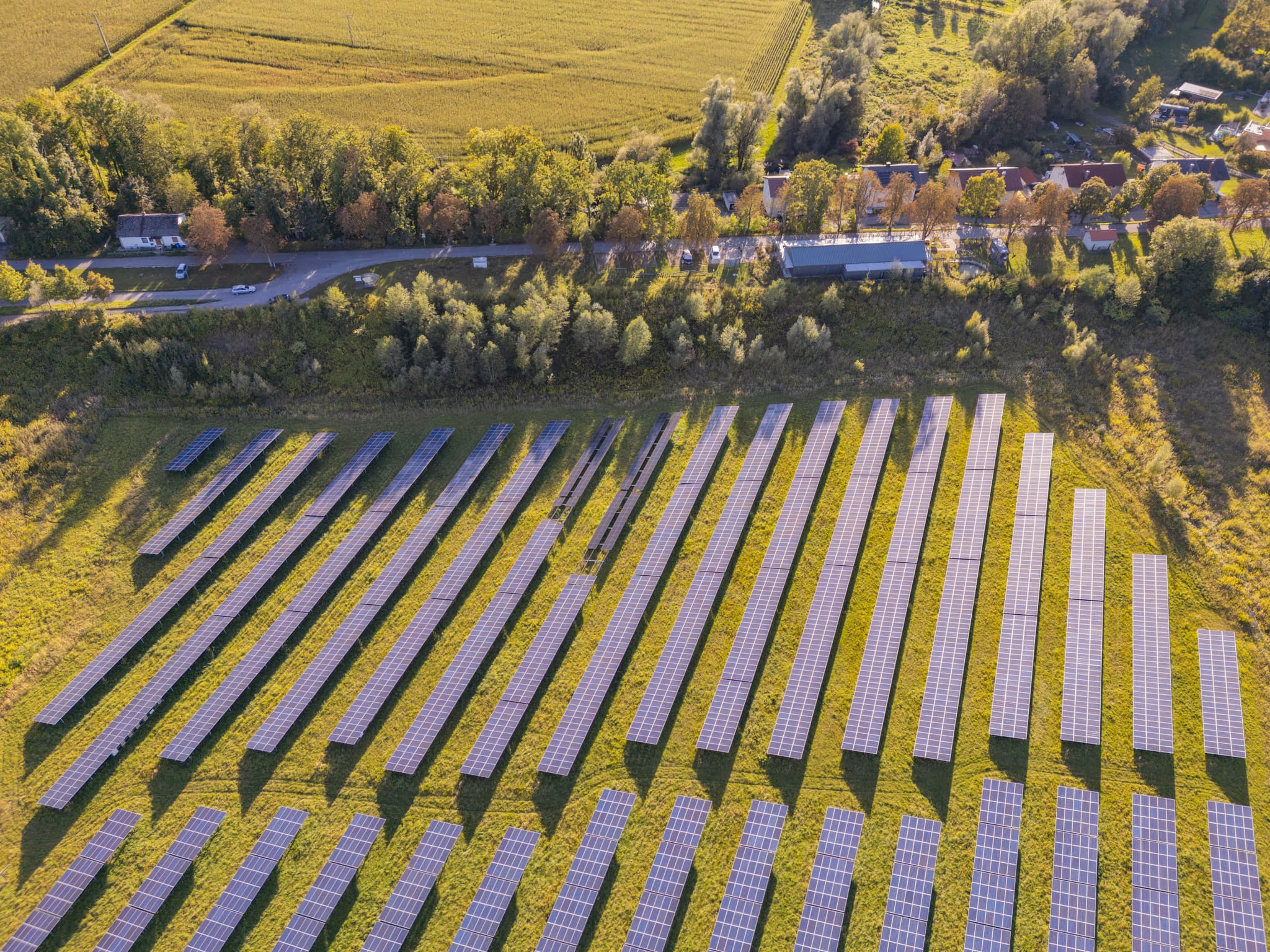 Luftbild einer PV-Freiflächenanlage hinter dem Naturium in Ering am Inn, Landkreis Rottal-Inn, Niederbayern, Deutschland, im Holzland.