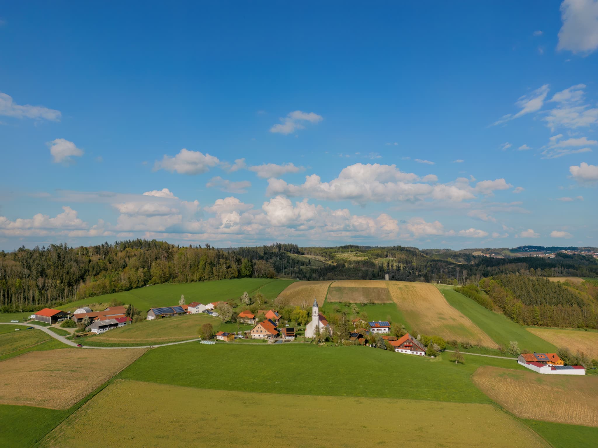 Luftbild der malerischen Ortschaft St. Wolfgang in Bad Griesbach, Landkreis Passau, Niederbayern. Die Ansicht zeigt die idyllische Lage, Deutschland.