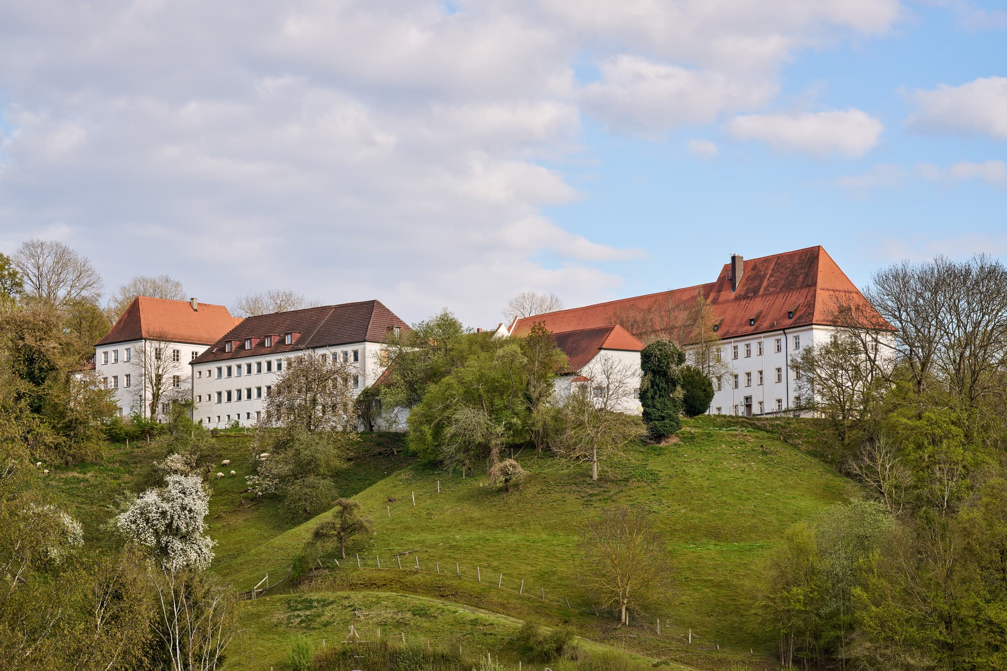 Historisches Schloss auf dem Schlossberg in Bad Griesbach, Landkreis Passau, Niederbayern, Deutschland. Erkunden Sie die malerische Bäderdreieck-Region.