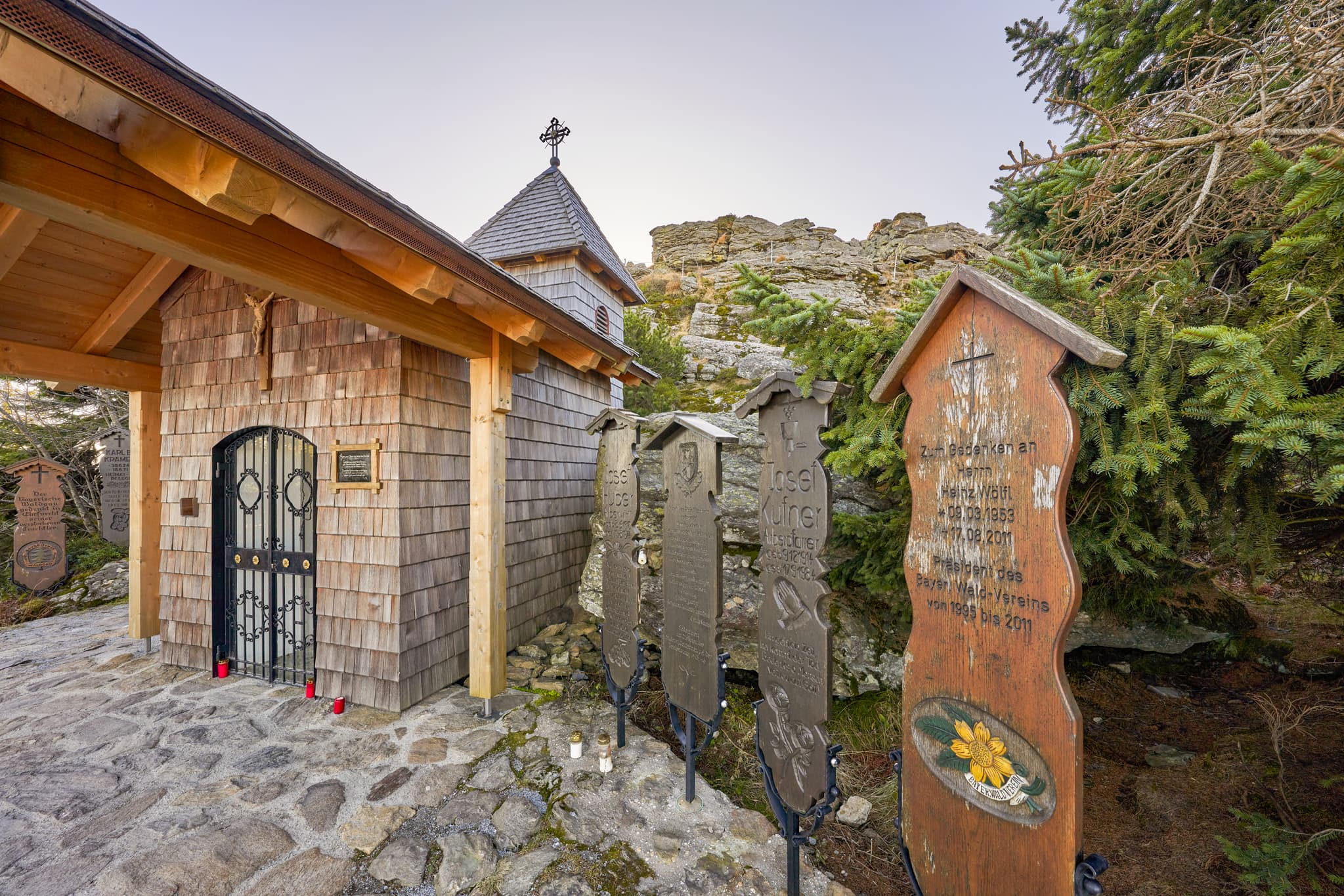 Bergkapelle am Großen Arber, Bayerisch Eisenstein, Regen, Niederbayern, Bayerischer Wald nahe Bodenmais, Deutschland, Berglandschaft mit Gedenktafeln.