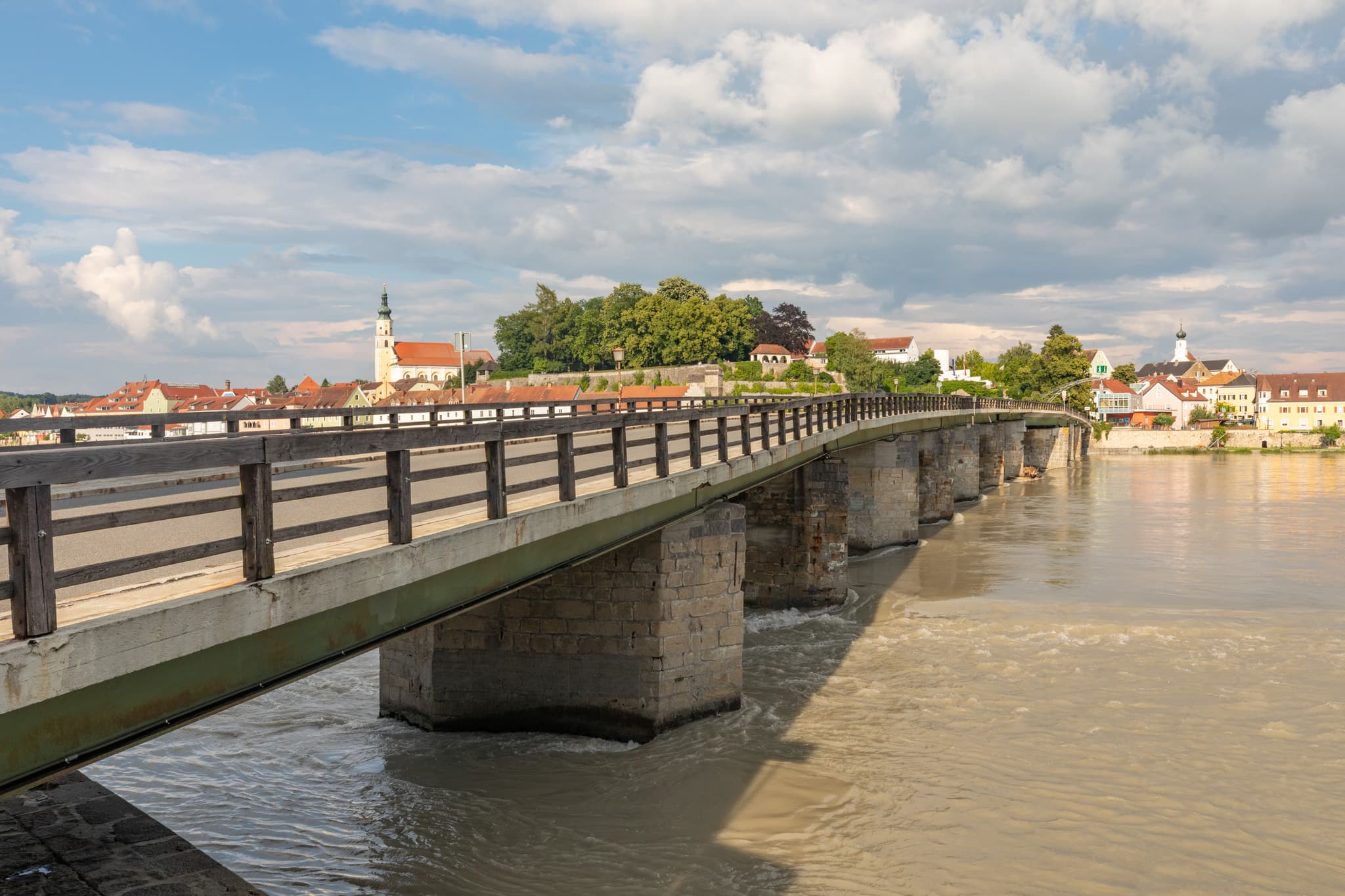 Brücke nach Schärding über den Inn bei Neuhaus am Inn im niederbayerischen Landkreis Passau, Deutschland. Historisches Bauwerk und Flusslandschaft.