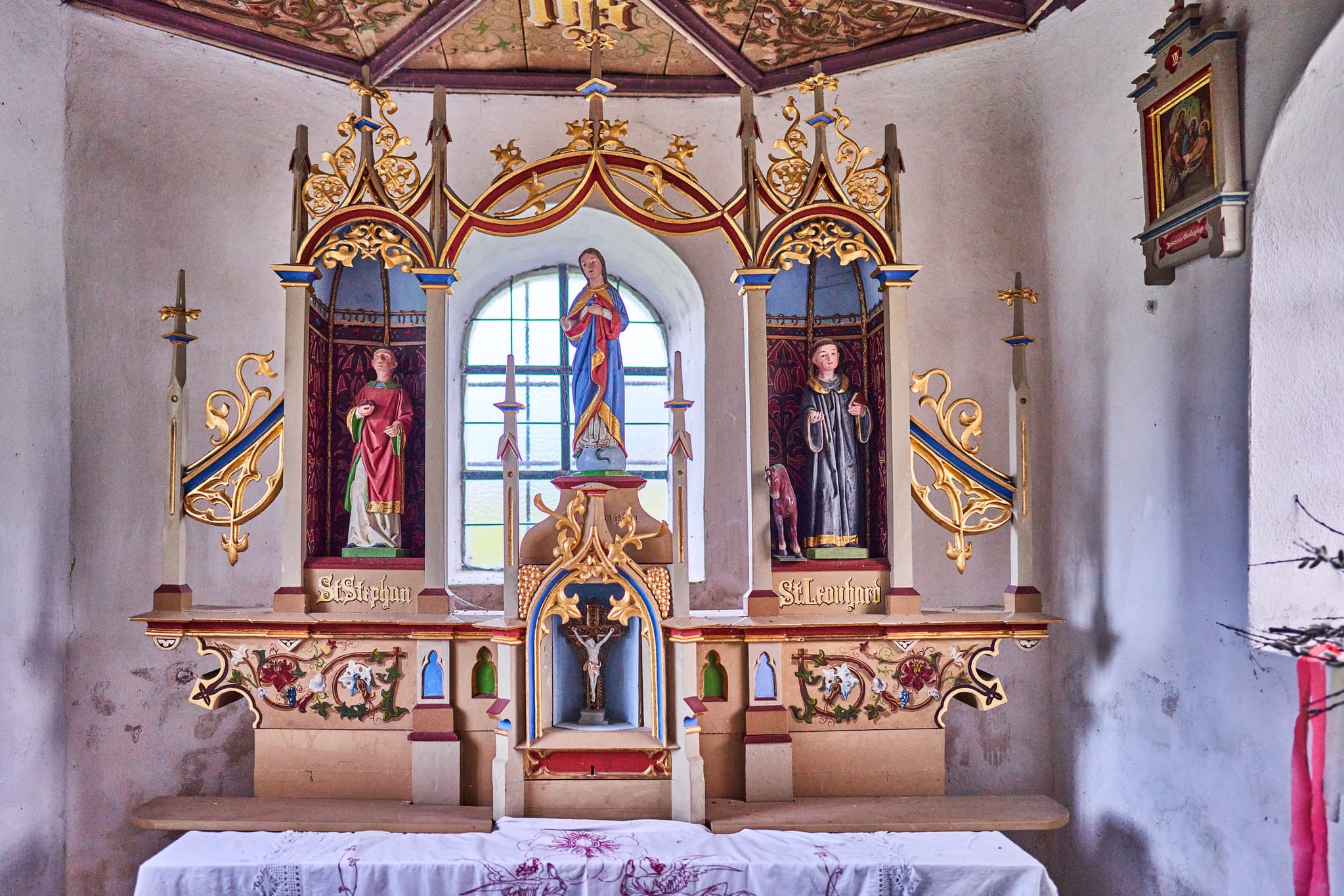 Innenansicht mit Altar der Perseis Kapelle Oberthal bei Reischach, Landkreis Altötting, Oberbayern, Deutschland.