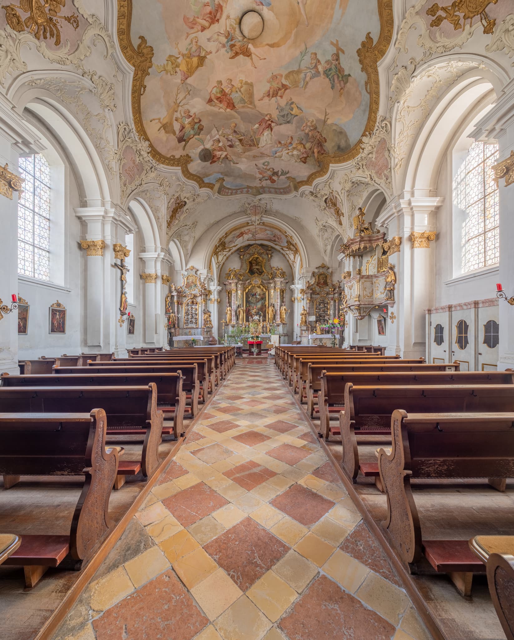 Pfarrkirche Margarethenberg in Burgkirchen, Altötting, Oberbayern. Barocke Kirche in der Region Inn-Salzach mit aufwendigen Deckenmalereien und Altar.