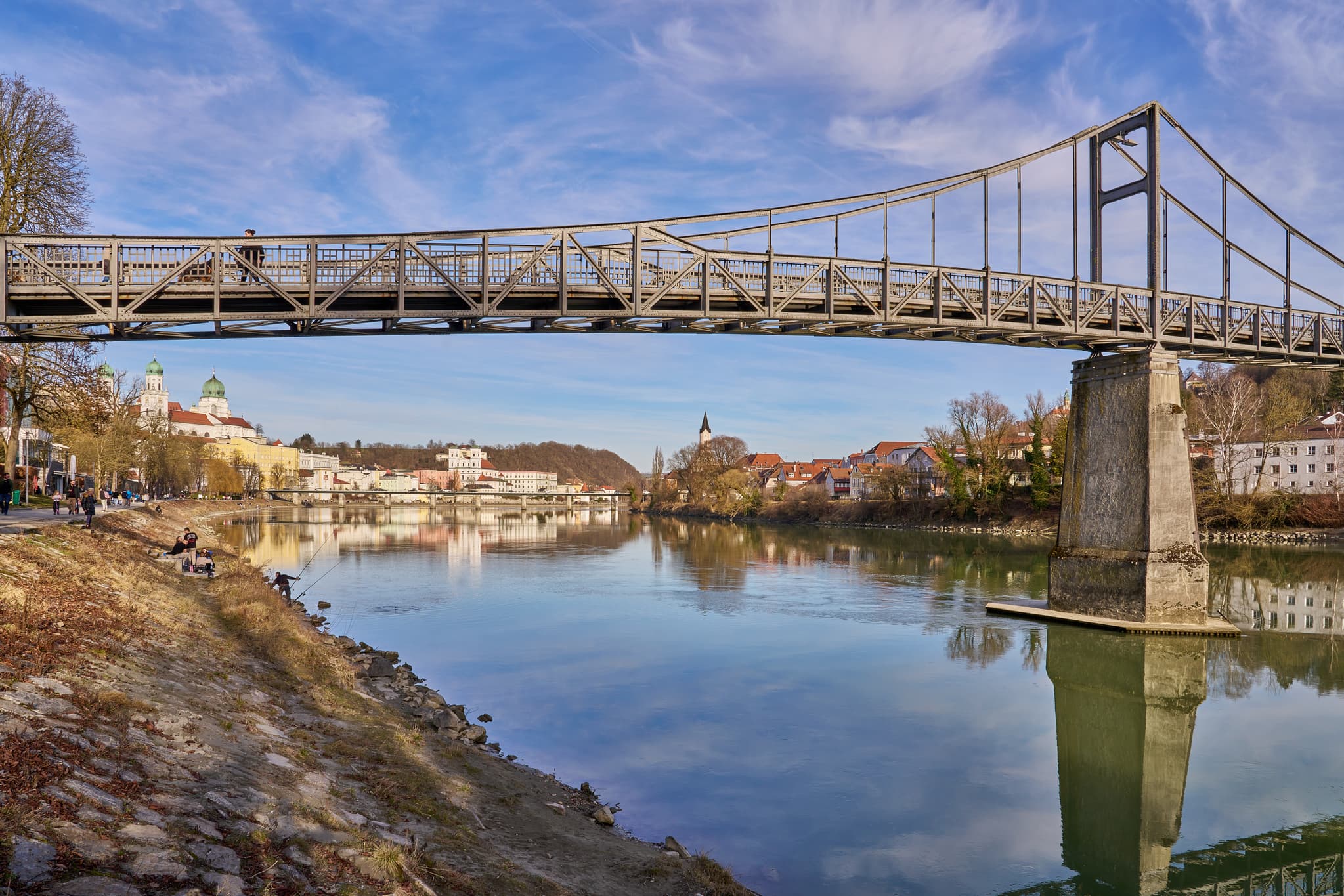 Der Fünferlsteg in Innstadt bei Passau, Niederbayern, bietet einen malerischen Blick über die Inn. Entdecken Sie die Region Inn-Salzach in Deutschland.