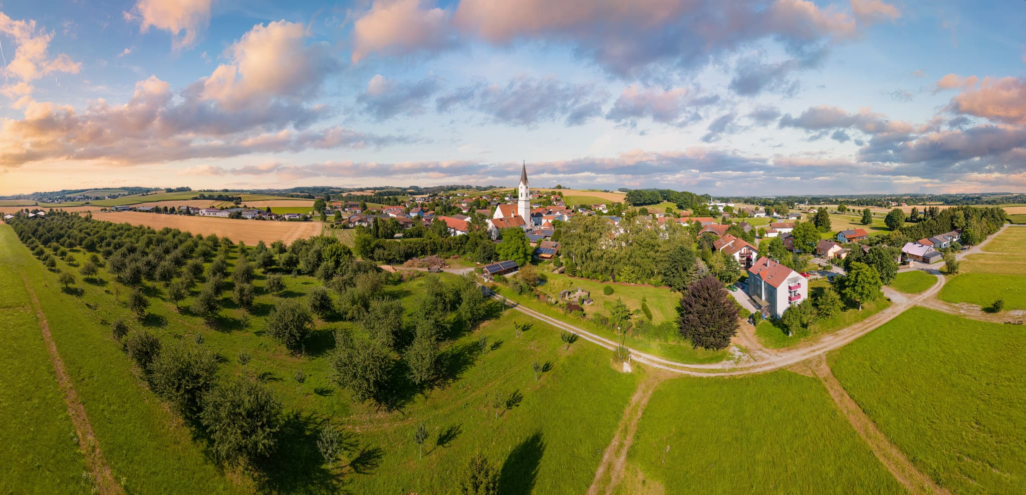 Spektakuläres Luftbild von Karpfham bei Bad Griesbach im Bäderdreieck, Landkreis Passau, Niederbayern, Deutschland. Idyllische Landschaft mit Kirche.