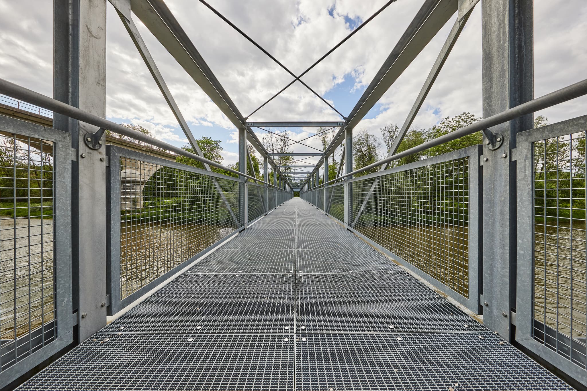 Fahrrad- und Fußgängerbrücke in Garching, Landkreis Altötting, Oberbayern, Region Inn-Salzach, Deutschland. Die Metallkonstruktion überspannt die Alz.