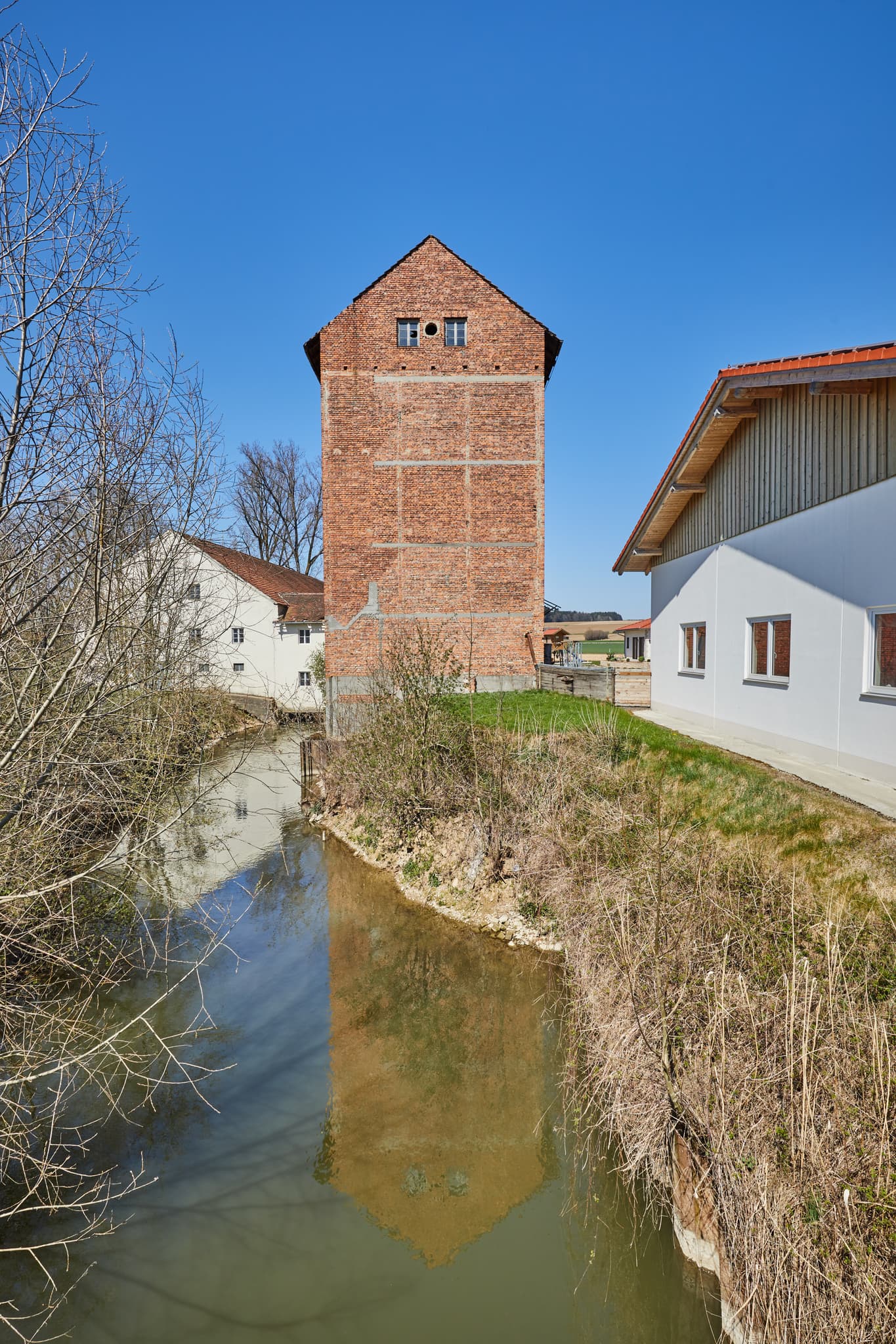 Mühle in Unterdietfurt, Rottal-Inn, Niederbayern, Region Holzland, Deutschland. Ein ländliches Motiv mit markantem Gebäude und ruhigem Gewässer.