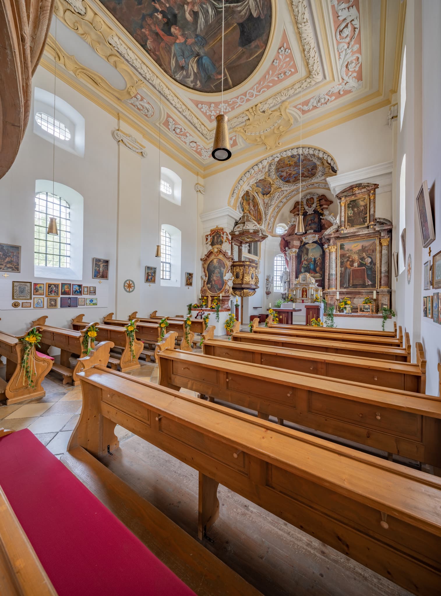 Kirche Maria Heimsuchung in Langwinkl, Gemeinde Bayerbach, Landkreis Rottal-Inn, Niederbayern, Holzland, Bäderdrieck. Kirche mit angrenzendem Vorplatz.