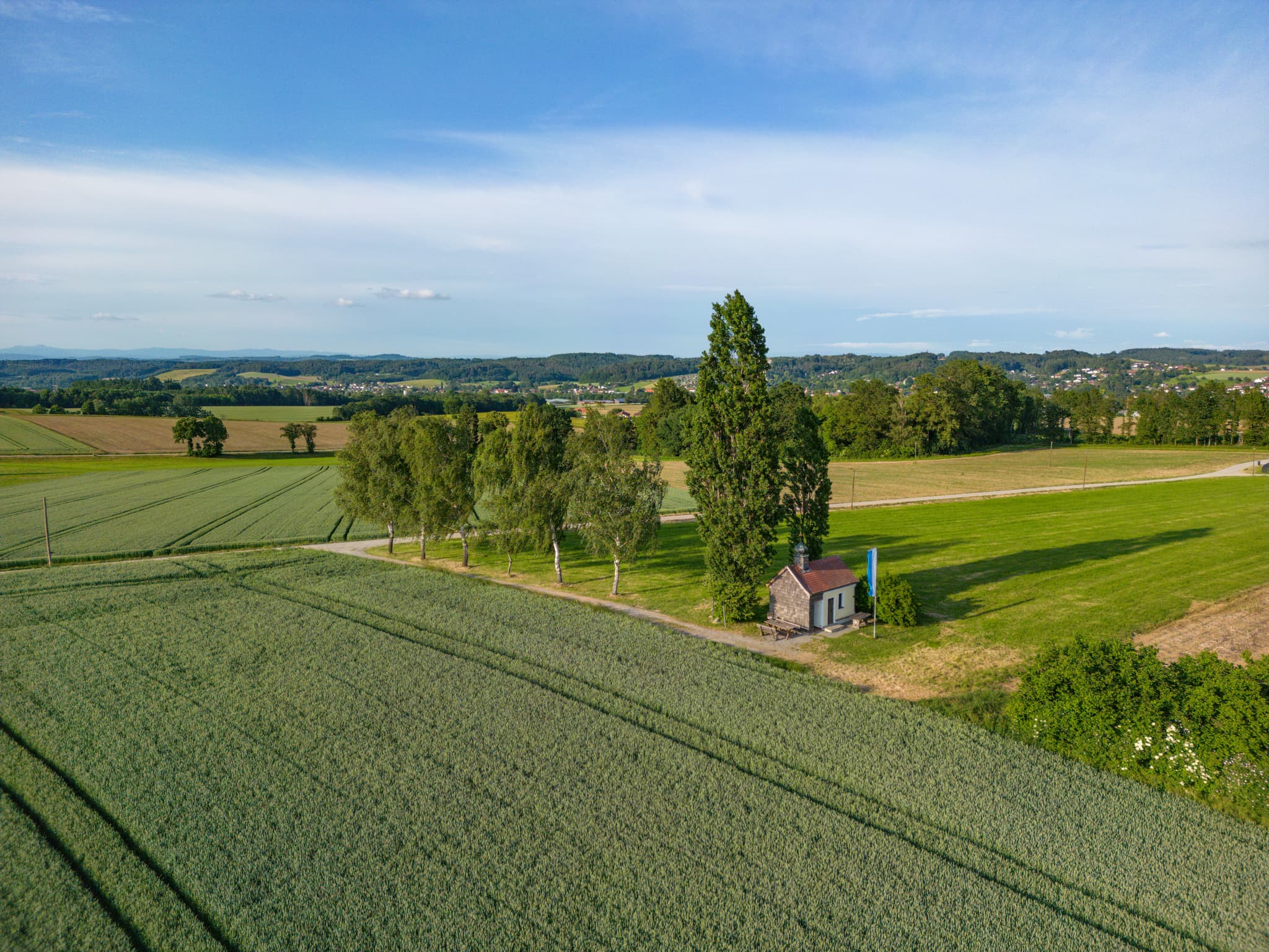 Luftbild der Zell St. Koloman-Kapelle in Ortenburg, Landkreis Passau, Niederbayern. Entdecke die idyllische Kapelle in der Donau-Wald Region Deutschlands.