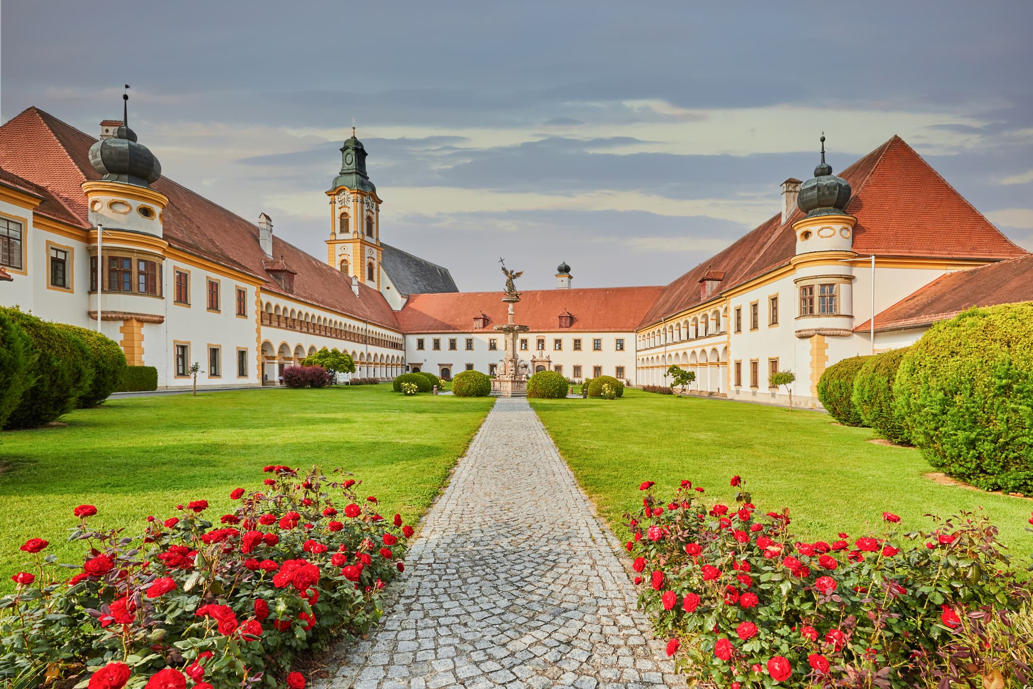 Das Augustiner-Chorherrenstift Reichersberg in Reichersberg, Ried, Oberösterreich. Barocke Klosteranlage mit Garten und Rosen, Österreich.