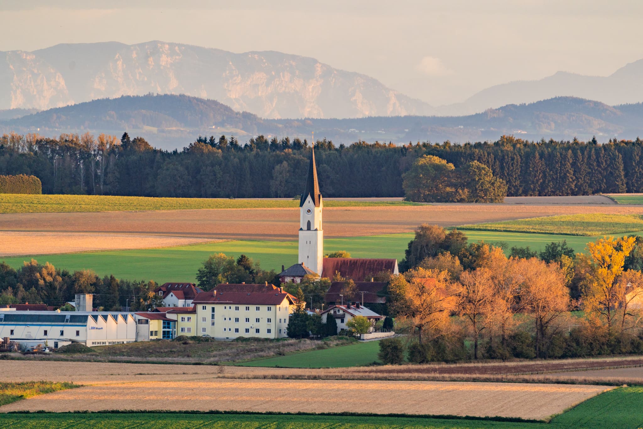 Blick von der Thermenstadt Bad Griesbach im Rottal, Landkreis Passau, Niederbayern, Deutschland, mit der Kirche Weihmöring und weiten Feldern im Bäderdreieck.