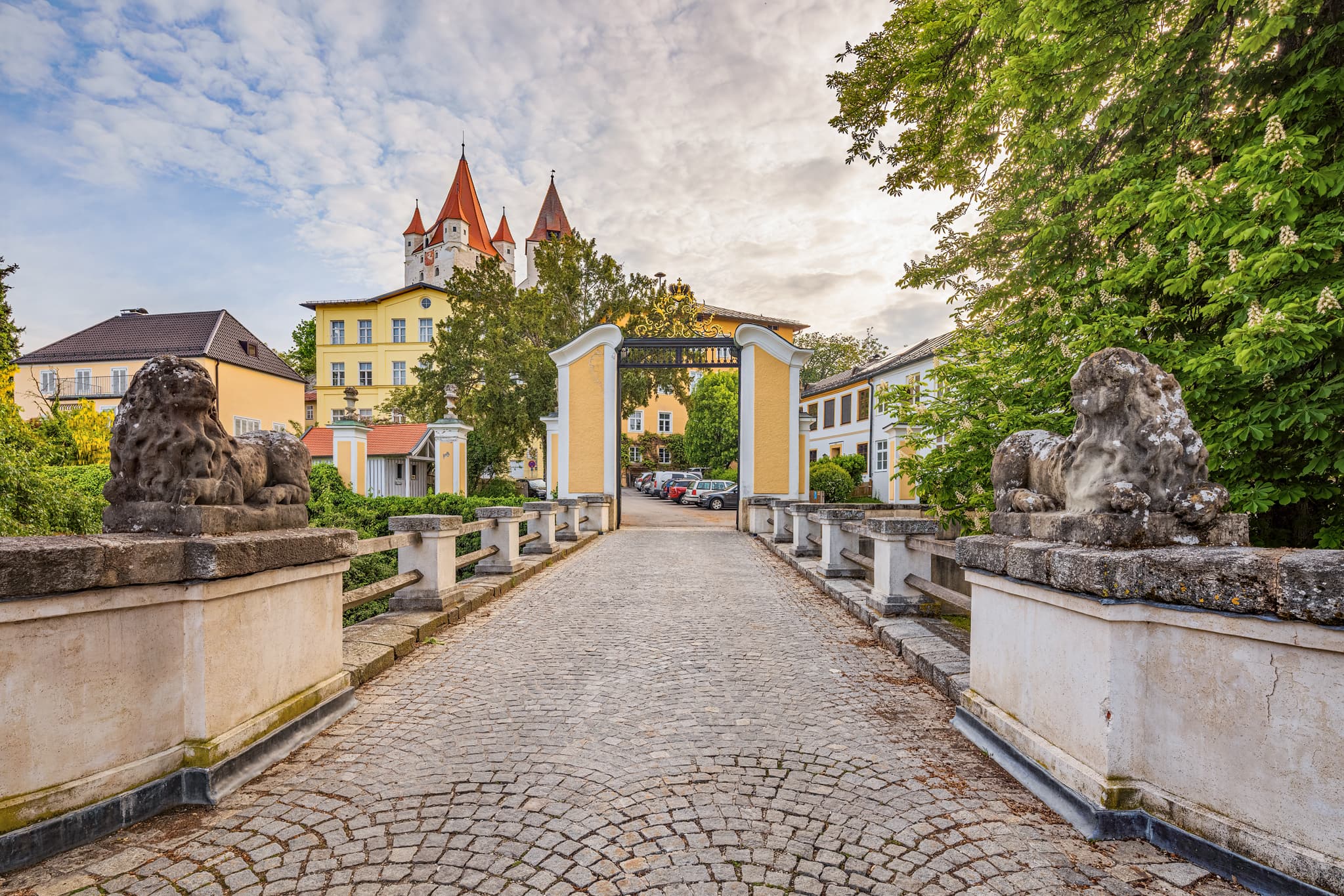 Zugang zum Schlossturm in Haag, Mühldorf am Inn, Oberbayern. Historische Burganlage, Region Inn-Salzach, Deutschland, mit markanten Löwenfiguren am Weg.