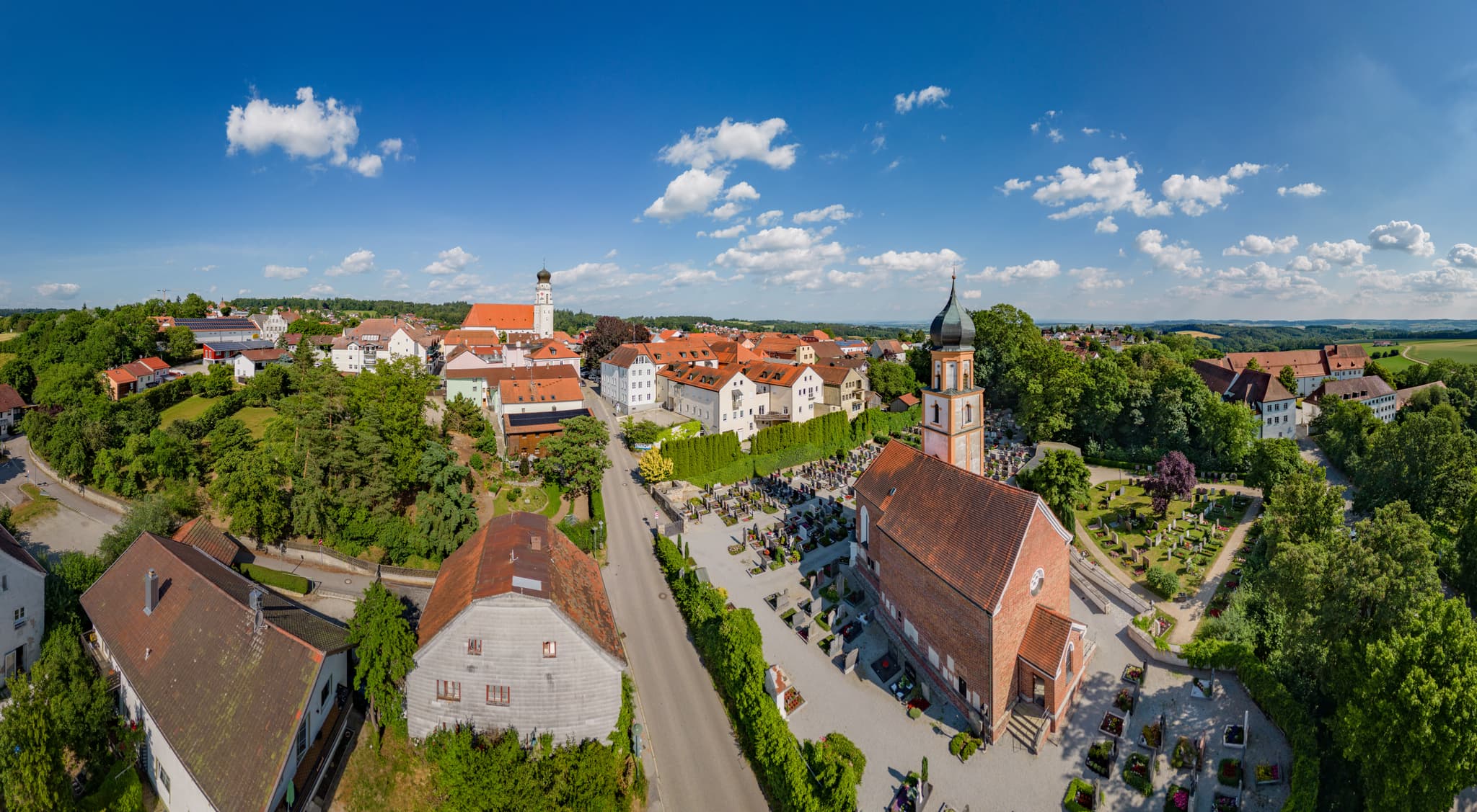 Detailreiche Luftaufnahme des Stadtplatzes in Bad Griesbach im Rottal. Eine charmante Kleinstadt im Landkreis Passau, Niederbayern, Deutschland, Bäderdreieck.