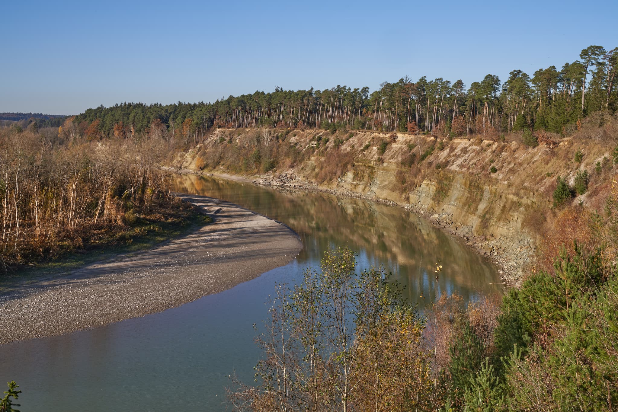 Malerischer Prallhang am Inn bei Ebing und Polling im Landkreis Mühldorf am Inn, Oberbayern, Deutschland. Naturlandschaft der Region Inn-Salzach.