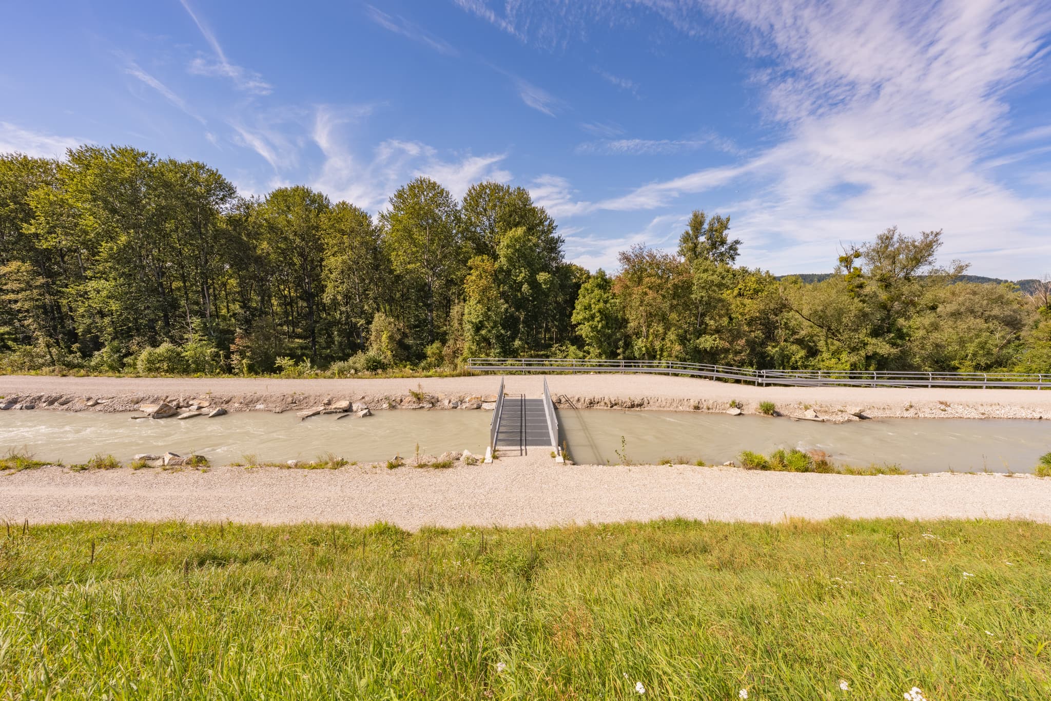 Die Fischwanderhilfe am Inn-Radweg bei Kirchdorf am Inn in Rottal-Inn, Niederbayern, Deutschland. Eine idyllische Flusslandschaft im Bäderdreieck.
