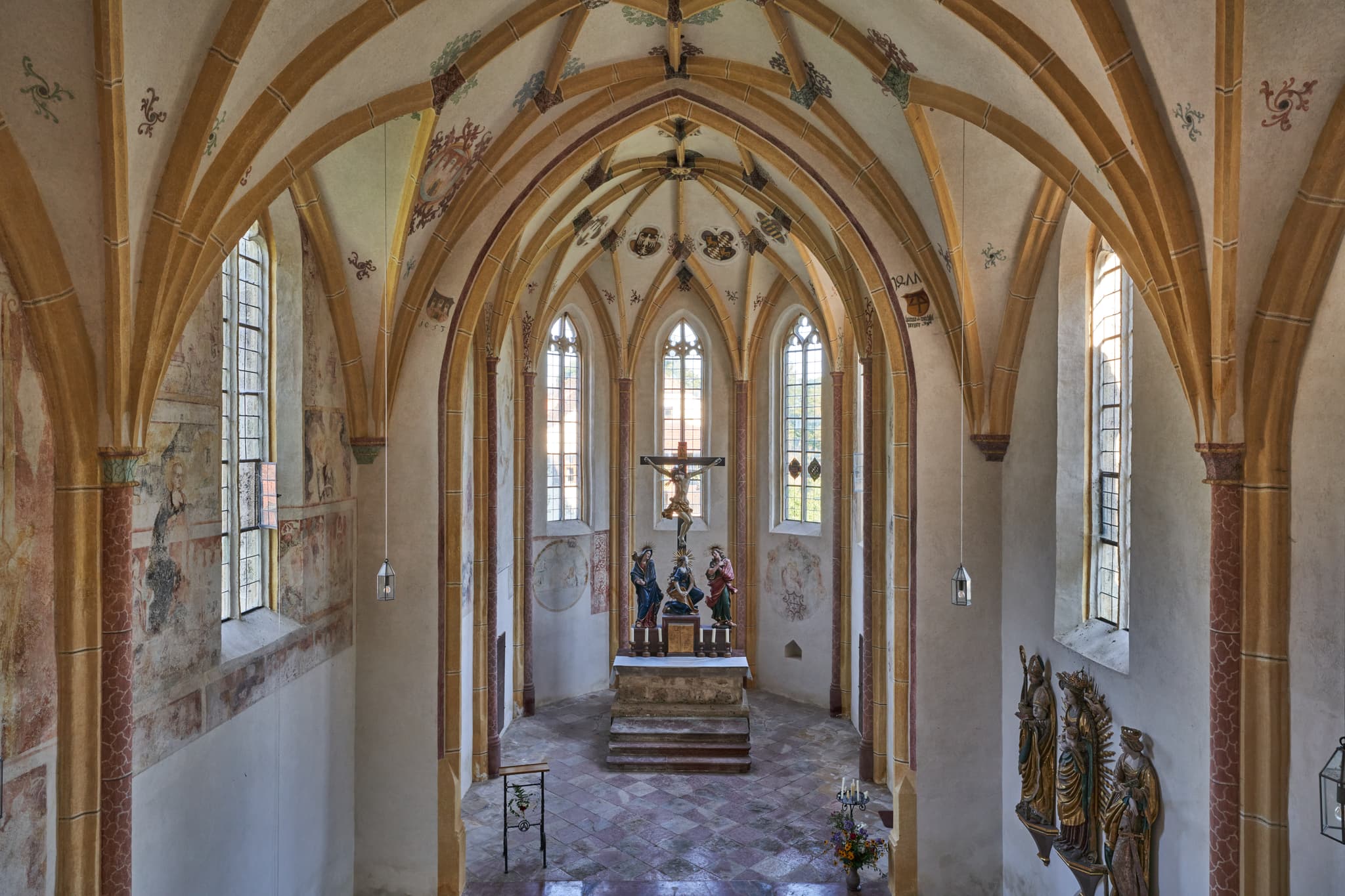 Innenansicht der Heilig Kreuz Leprosen Kapelle in Burghausen, Altötting, Oberbayern. Die gotische Kapelle zeigt beeindruckende Gewölbe und Wandmalereien.