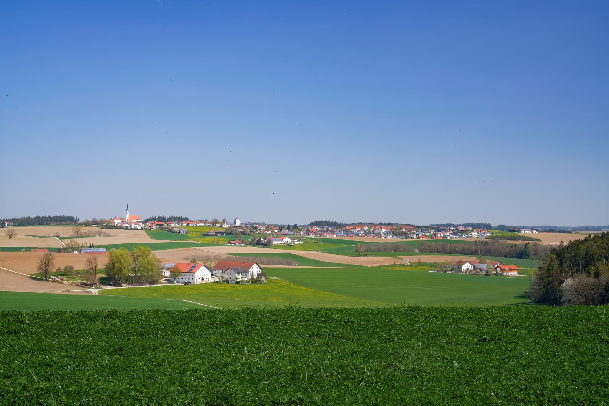 Panoramablick von Kirchisen bei Mettenheim über die weite Landschaft in Richtung Niederbergkirchen. Die idyllische Szenerie im Landkreis Mühldorf am Inn.