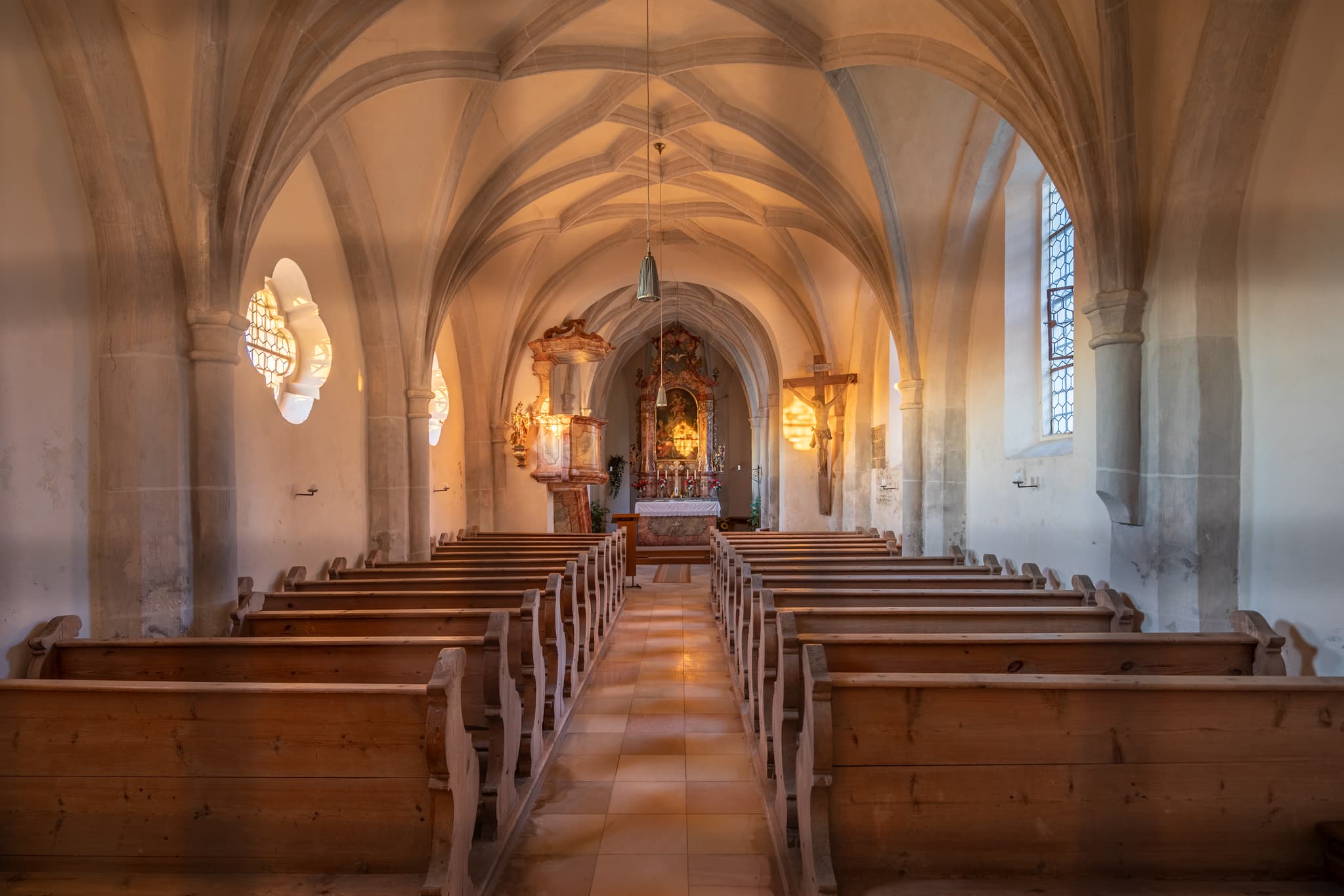 Die St. Nikolaus Kirche in Mittling, Landkreis Altötting, Oberbayern, Region Inn-Salzach, Deutschland, ist auf diesem Foto bei Sonnenuntergang abgebildet.