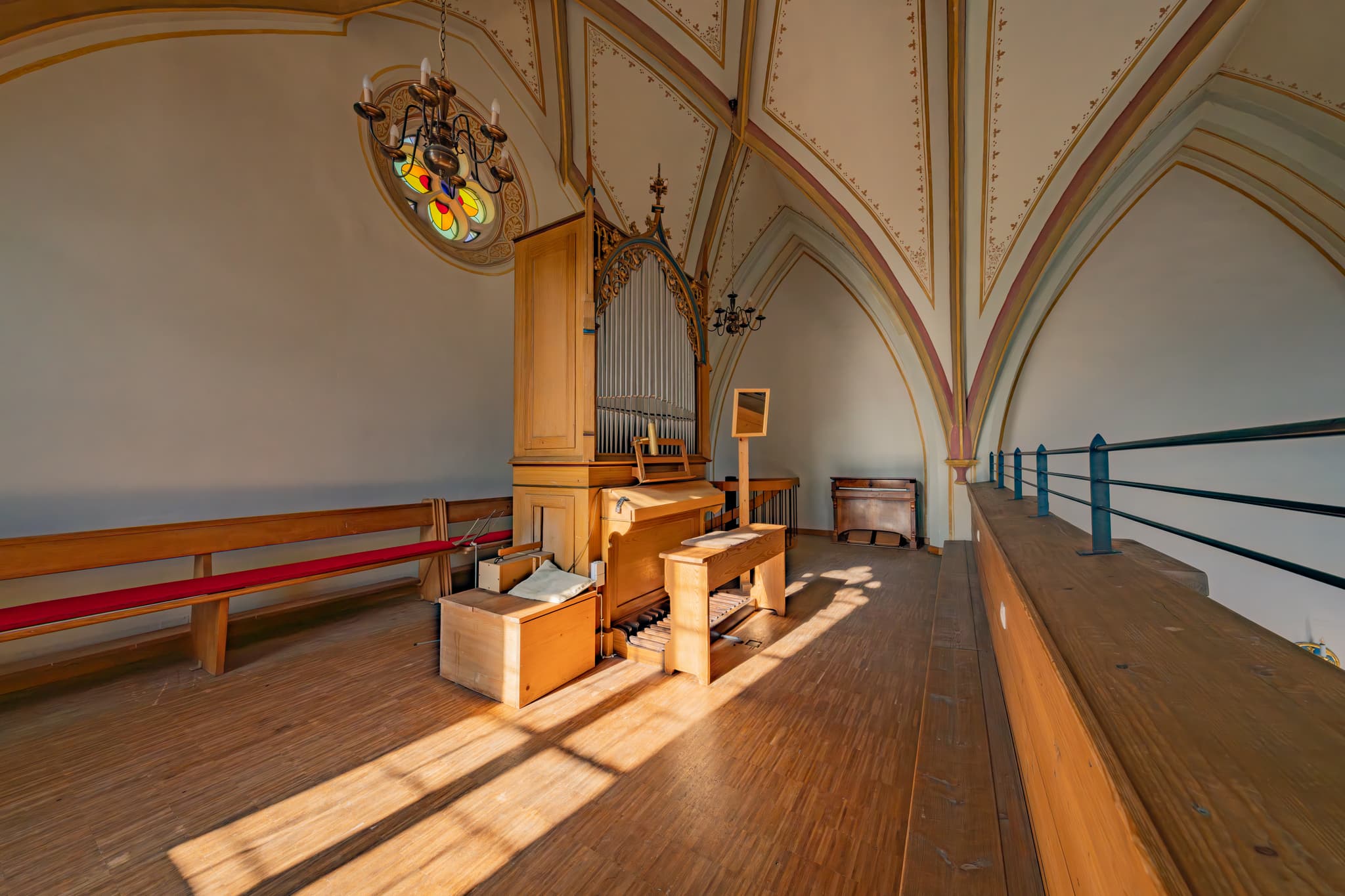 Orgel der Friedhofskirche St. Michael. Stadt Bad Griesbach, Kirche, Empore schräg, Passau, Niederbayern, Bayern, Deutschland.
