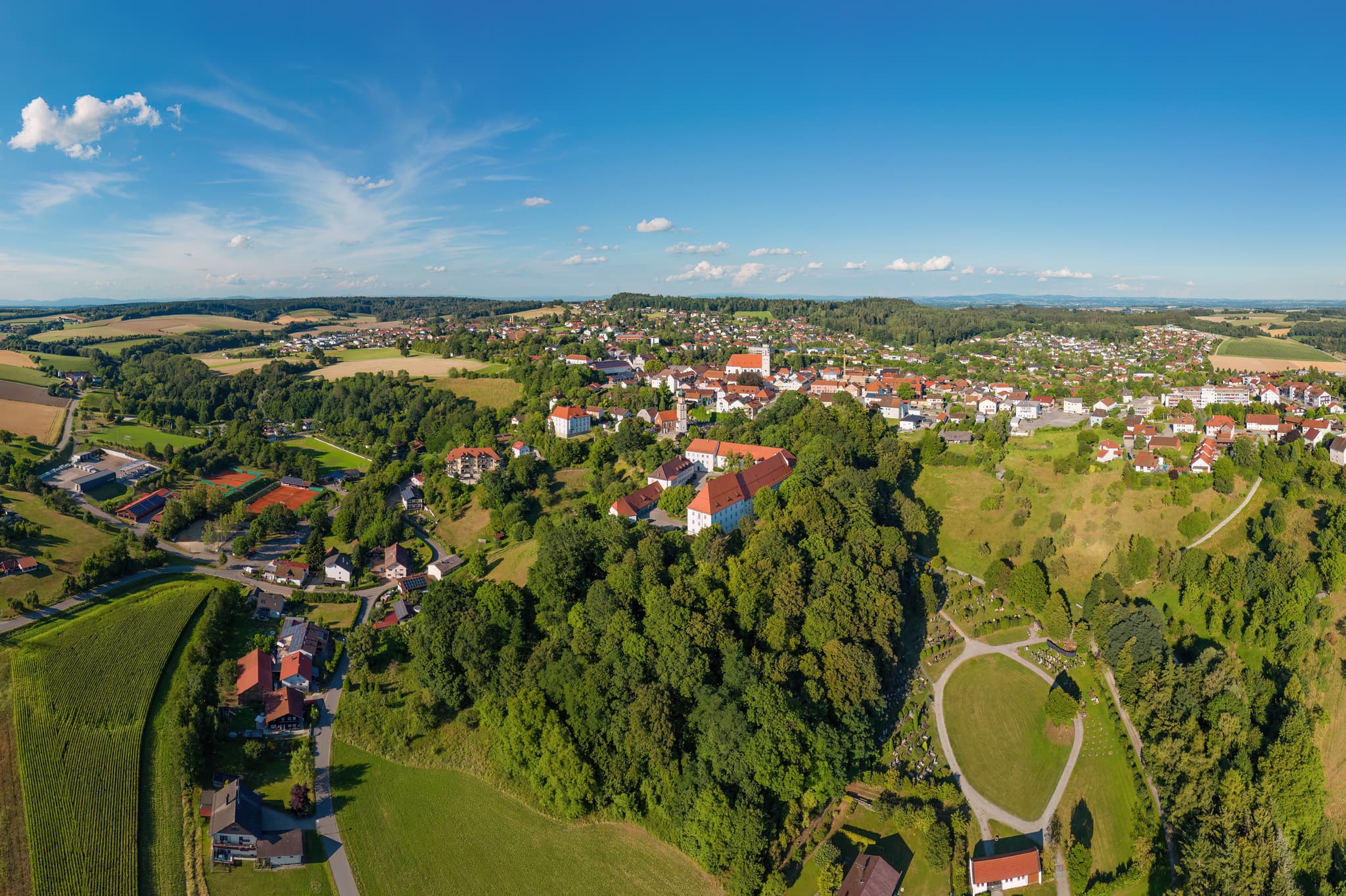 Luftbild von Bad Griesbach im Rottal, einer malerischen Stadt mit Schloss und weitläufiger Landschaft im Landkreis Passau, Niederbayern, Deutschland.