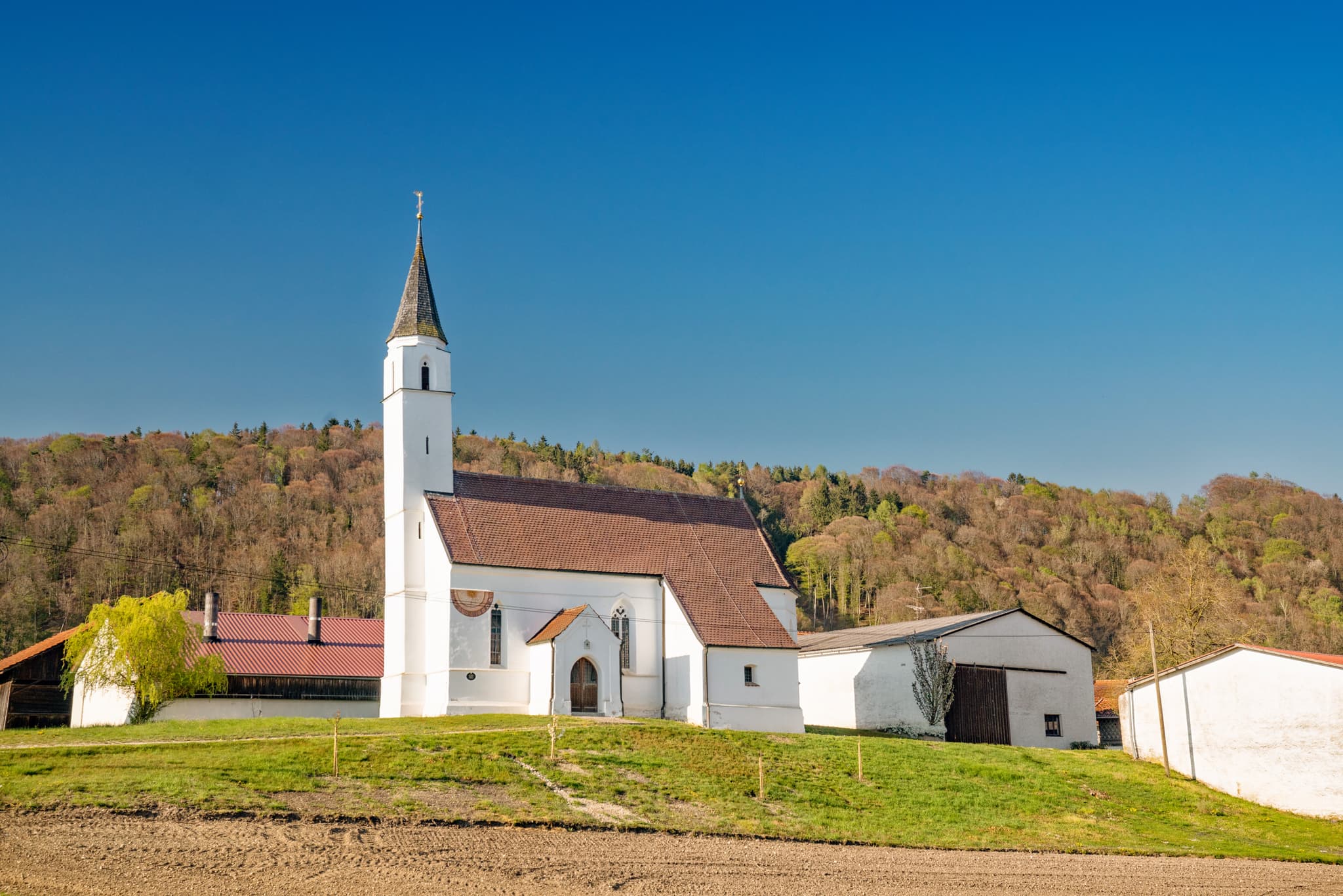 Besuchen Sie die St. Andreas Kirche im malerischen Niederperach, Landkreis Altötting, Oberbayern (Inn-Salzach).