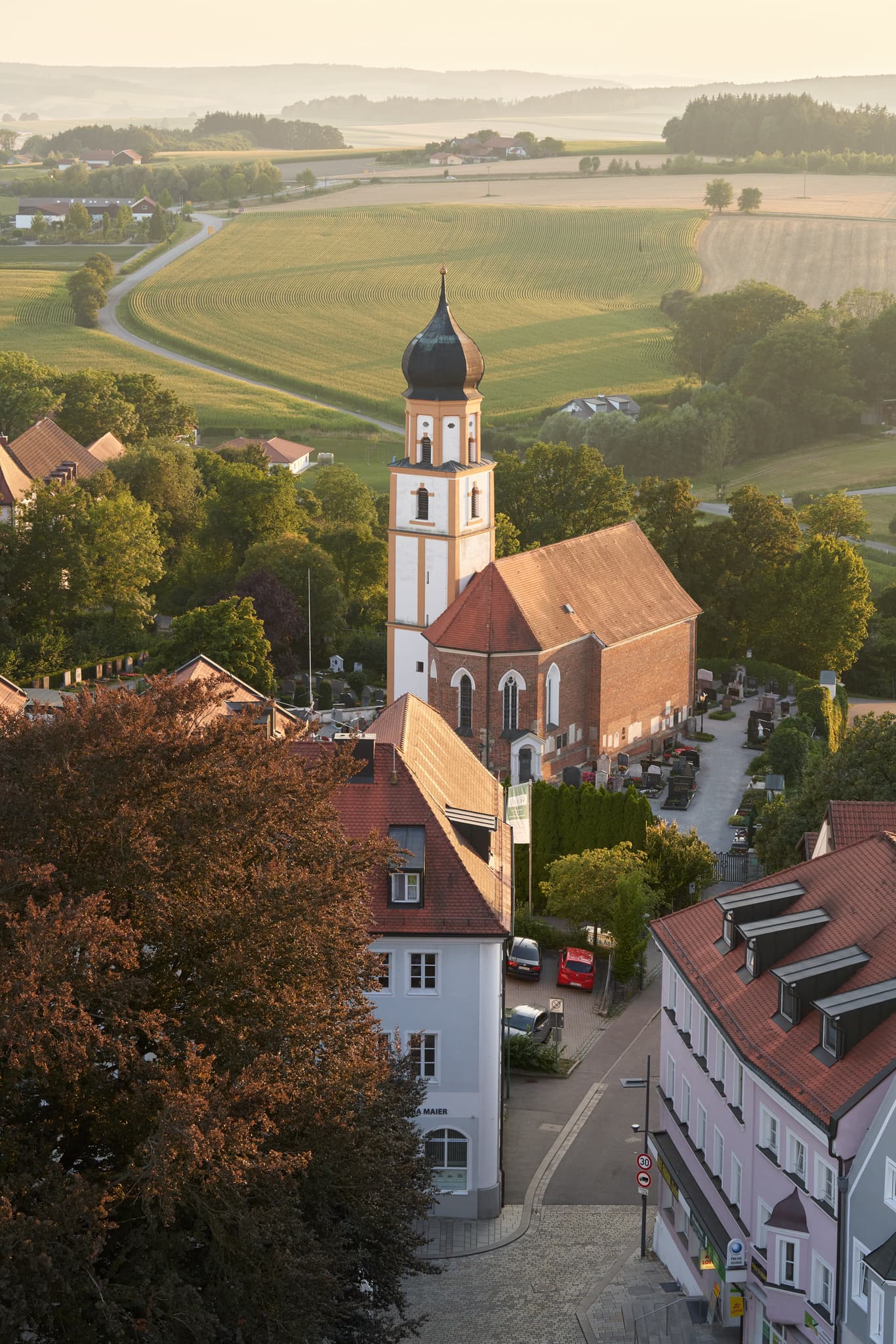 Friedhofskirche St. Michael, Aufgenommen vom Turm der Stadtpfarrkirche, Bad Griesbach, Landkreis Passau, Niederbayern.