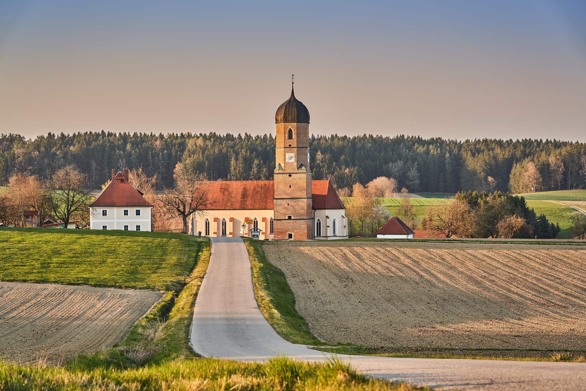 Filialkirche St. Martinus Martinskirchen, Wurmannsquick, Rottal-Inn, Niederbayern, Deutschland. Kirche im Holzland, umgeben von Feldern und Wegen.