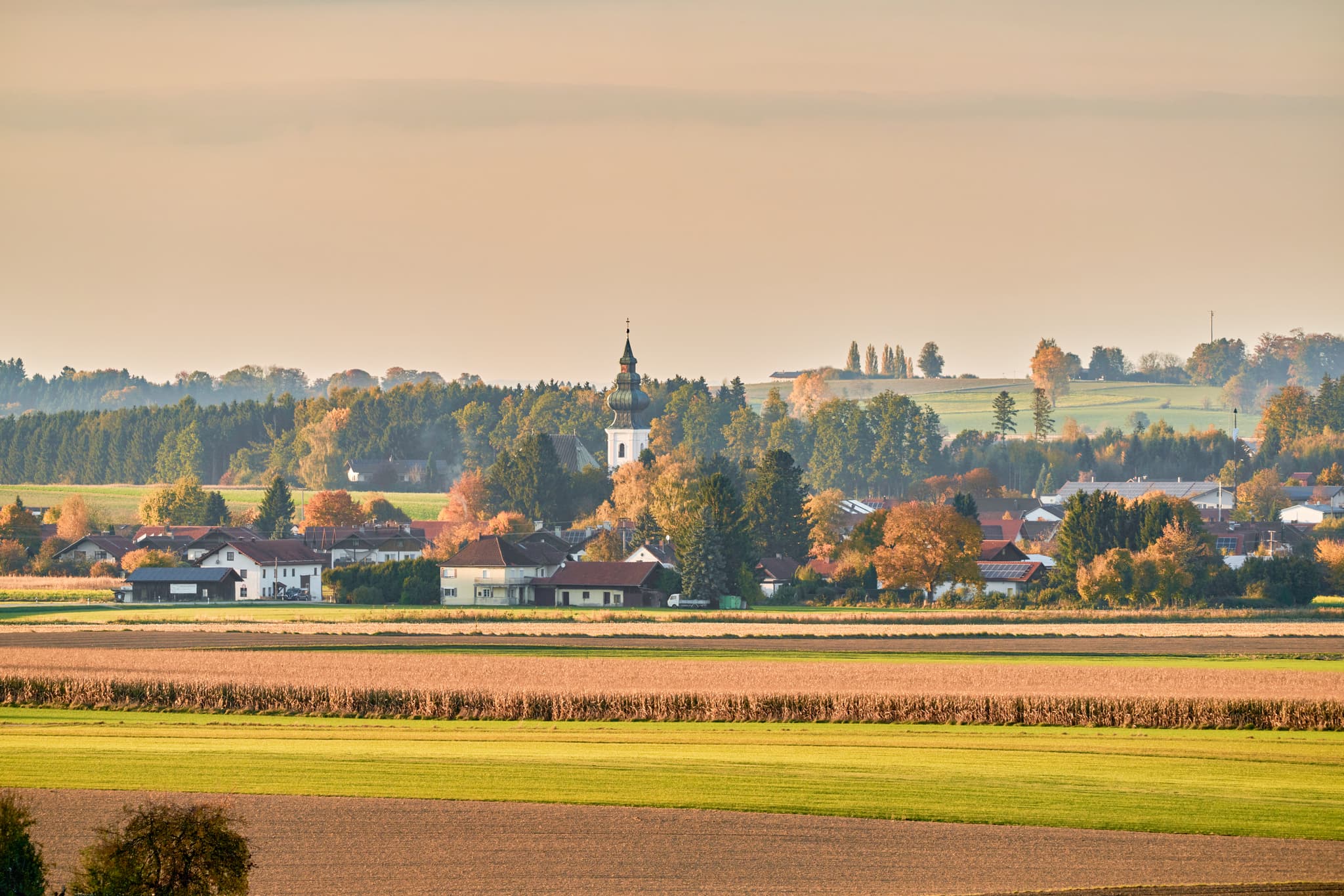 Ortsansicht Kirchweidach, herbstliche Landschaft. Aufnahme bei Rainbichl, Tyrlaching, Altötting, Oberbayern, Inn-Salzach, Deutschland.