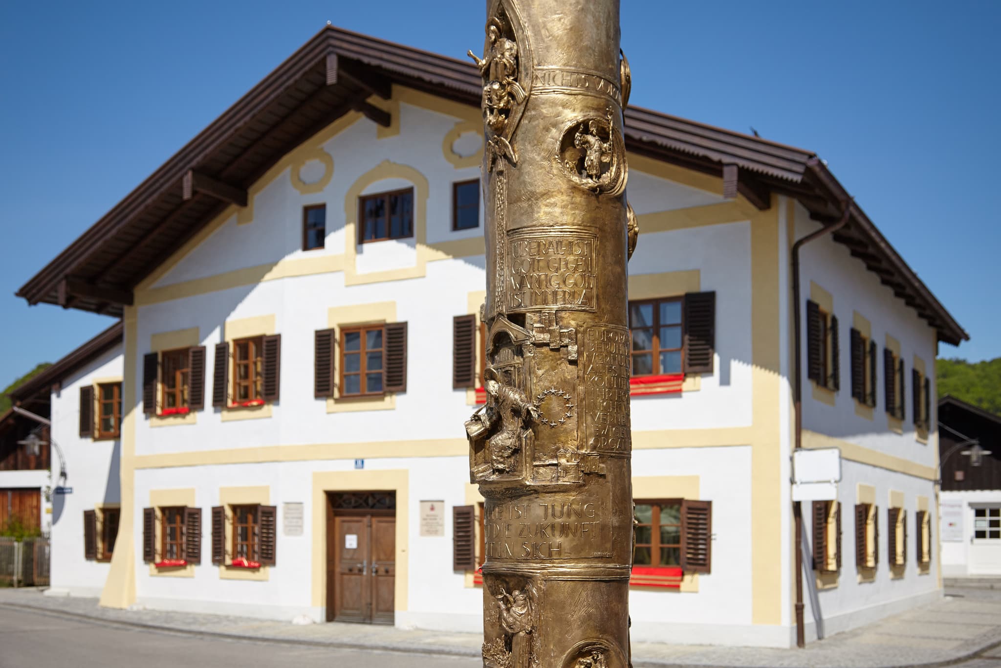 Die Papstsäule am Papsthaus in Marktl, Oberbayern, Inn-Salzach, Deutschland. Ein historisches Denkmal in der Region.