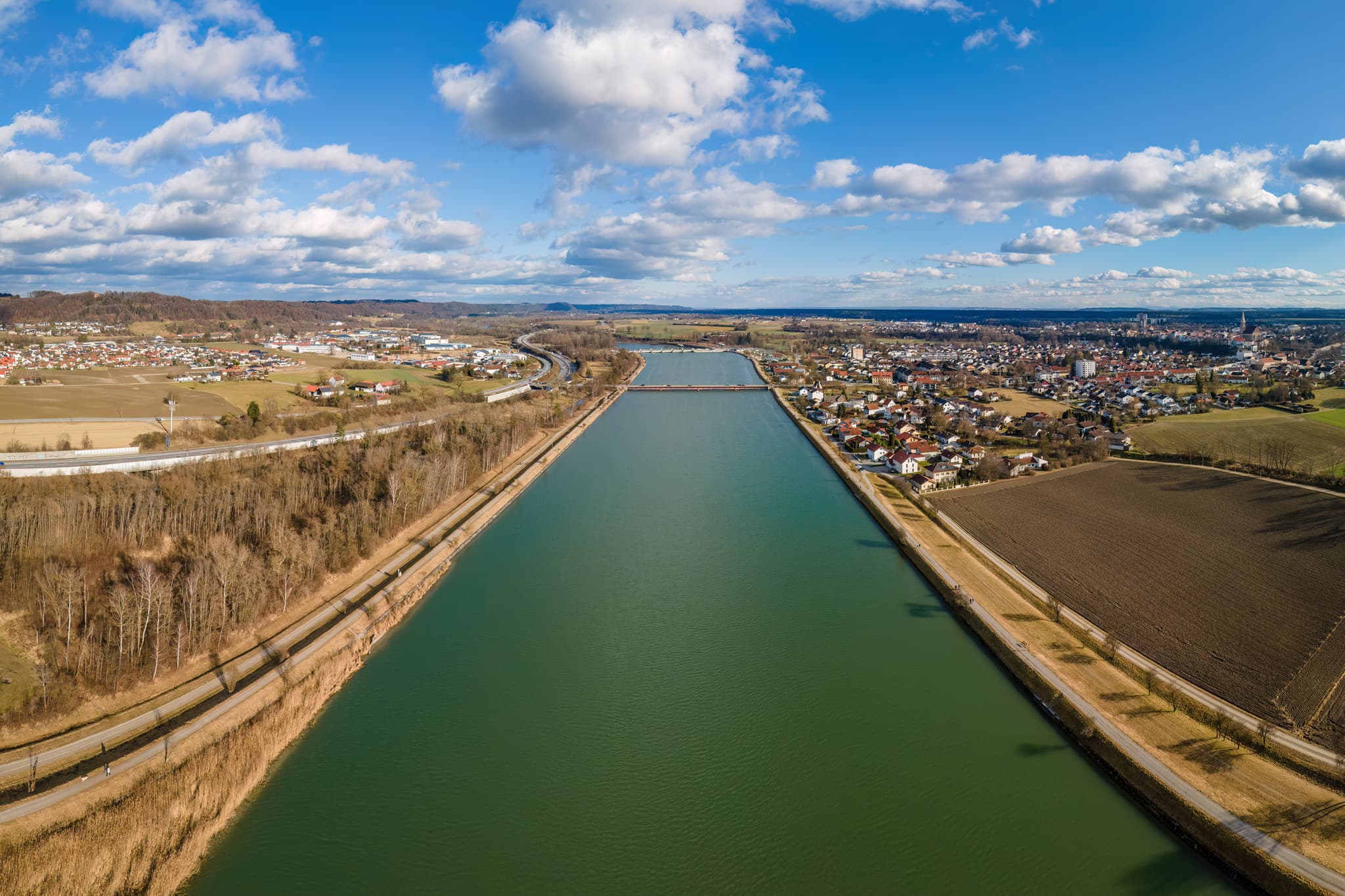 Blick auf den Inn in Neuötting, Hauptgemeinde im Landkreis Altötting, Oberbayern, Region Inn-Salzach, Deutschland. Zeigt Flusslandschaft mit Siedlungen.