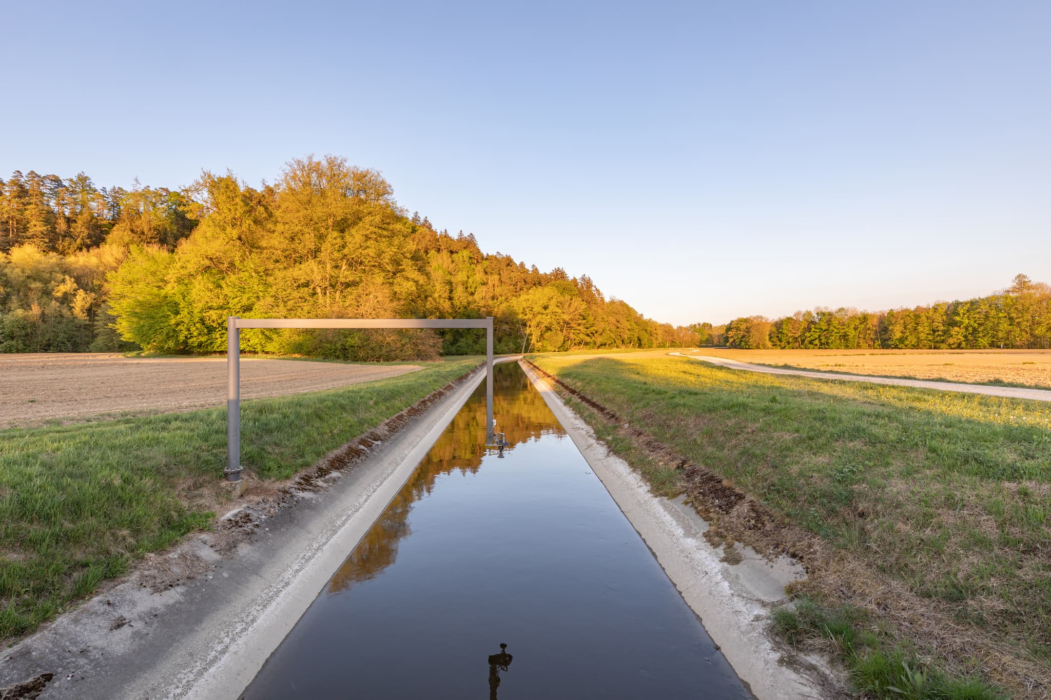 Der Isenkanal bei Aufham in Winhöring, Landkreis Altötting, Oberbayern. Eine beeindruckende Landschaftsaufnahme der Region Inn-Salzach in Deutschland.